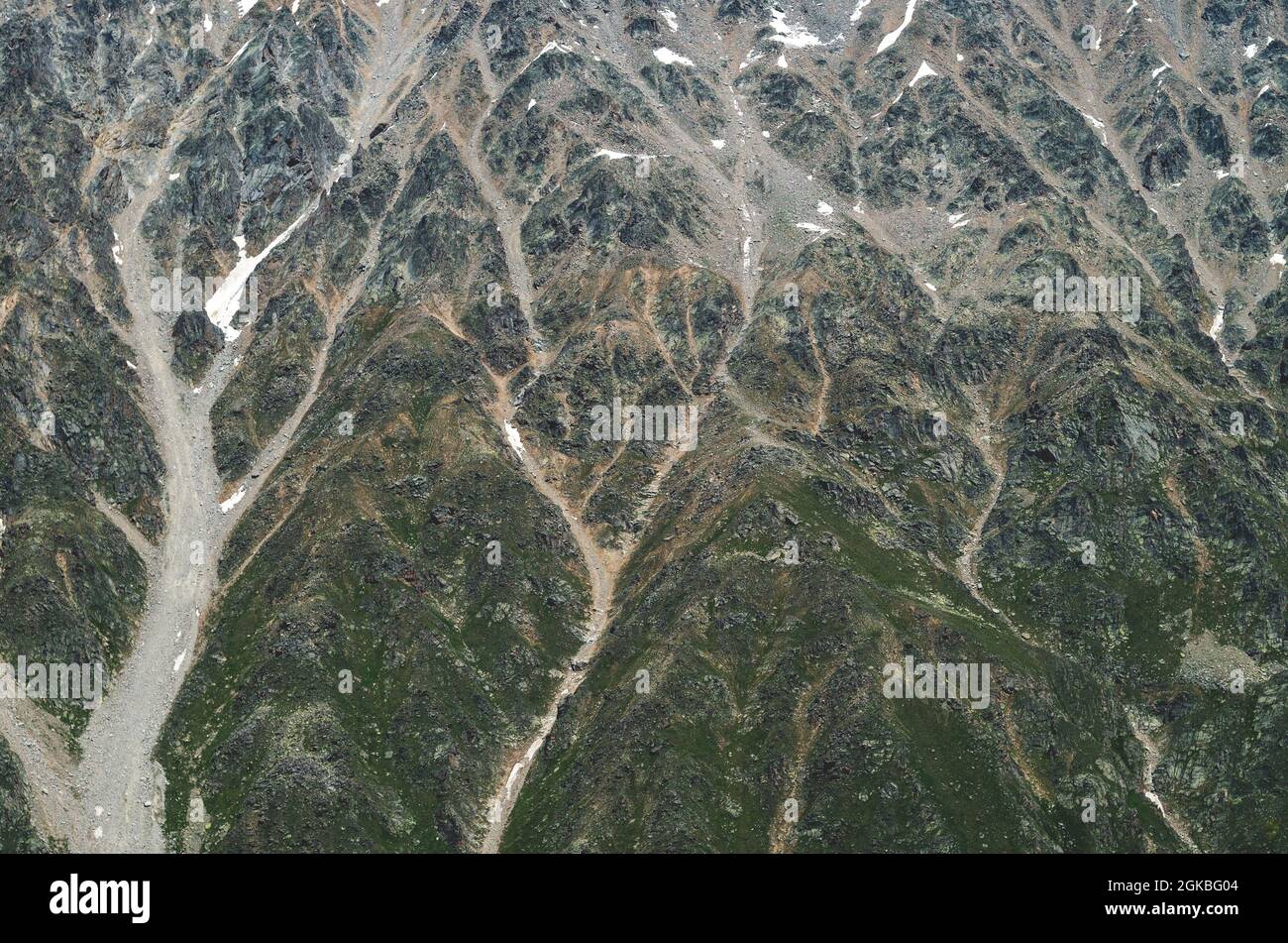 La texture della montagna. Il rilievo di un pendio di montagna con neve. Sfondo naturale astratto. Foto orizzontale Foto Stock