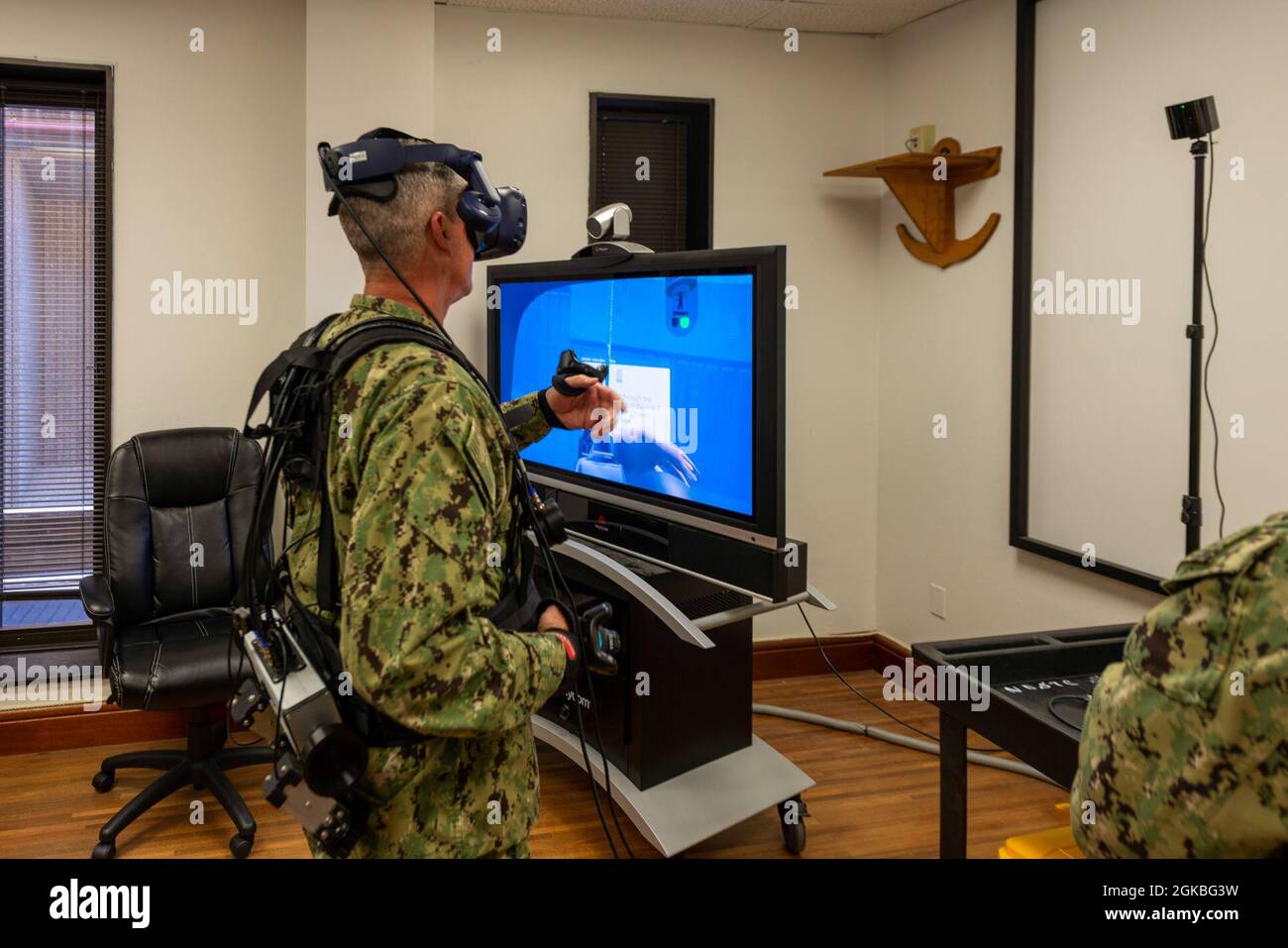 210304-N-SC158-1606 PANAMA CITY, Fl. (4 marzo 2021) posteriore ADM. Pete Garvin, comandante, comando di addestramento e addestramento navale, utilizza il simulatore di apparato respiratorio subacqueo MK 16 durante una visita del 4 marzo al Naval Diving and Salvage Training Center (NDSTC). Il centro utilizza realtà miste e virtuali per addestrare i subacquei della Marina e i tecnici di smaltimento delle ordigni esplosivi. Foto Stock