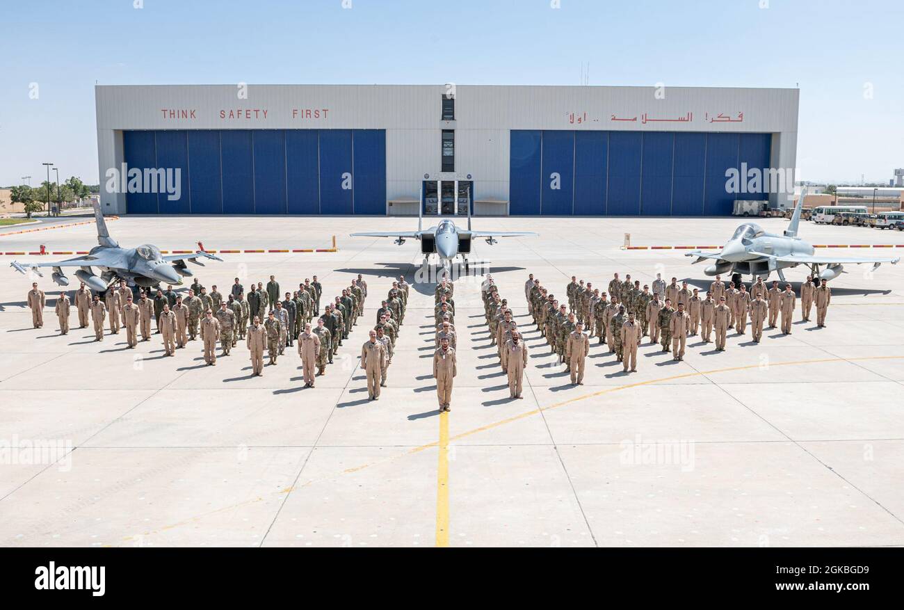 I membri della 378a Ala di Expeditionary e della Royal Saudi Air Force posano per una foto all'evento Agile Combat Employment Capstone 4 marzo 2021, presso una base aerea nel Regno dell'Arabia Saudita. Il personale e gli aerei di U.S. Air Forces Central hanno lavorato con partner congiunti e regionali per una serie di attività, tra cui rifornimento di hot-pit e operazioni di scambio di equipaggio, turni di combattimento integrati negli aerei e integrazione di volo partner-nazione durante l'evento della settimana. L'evento segue una serie di eventi ACE in tutta l'area di responsabilità del comando Centrale degli Stati Uniti che accrescono le competenze del teatro airpower, v Foto Stock