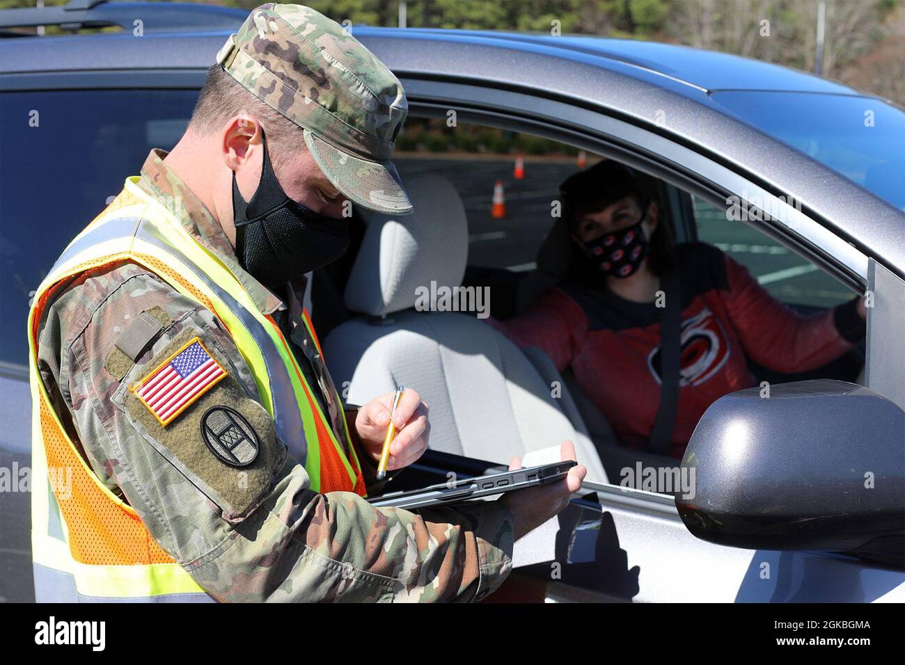 Cinquanta soldati della Guardia Nazionale della Carolina del Nord si dispiegano nell'arena PNC per le operazioni COVID-19 a Raleigh, Carolina del Nord, 4 marzo 2021. I soldati assegnati alla 30a Armored Brigade Combat Team del NCNG e alla 113esima Brigata sostenente hanno diretto il traffico dei veicoli e fornito supporto logistico e amministrativo al personale e ai volontari della Wake County Emergency Management. Foto Stock