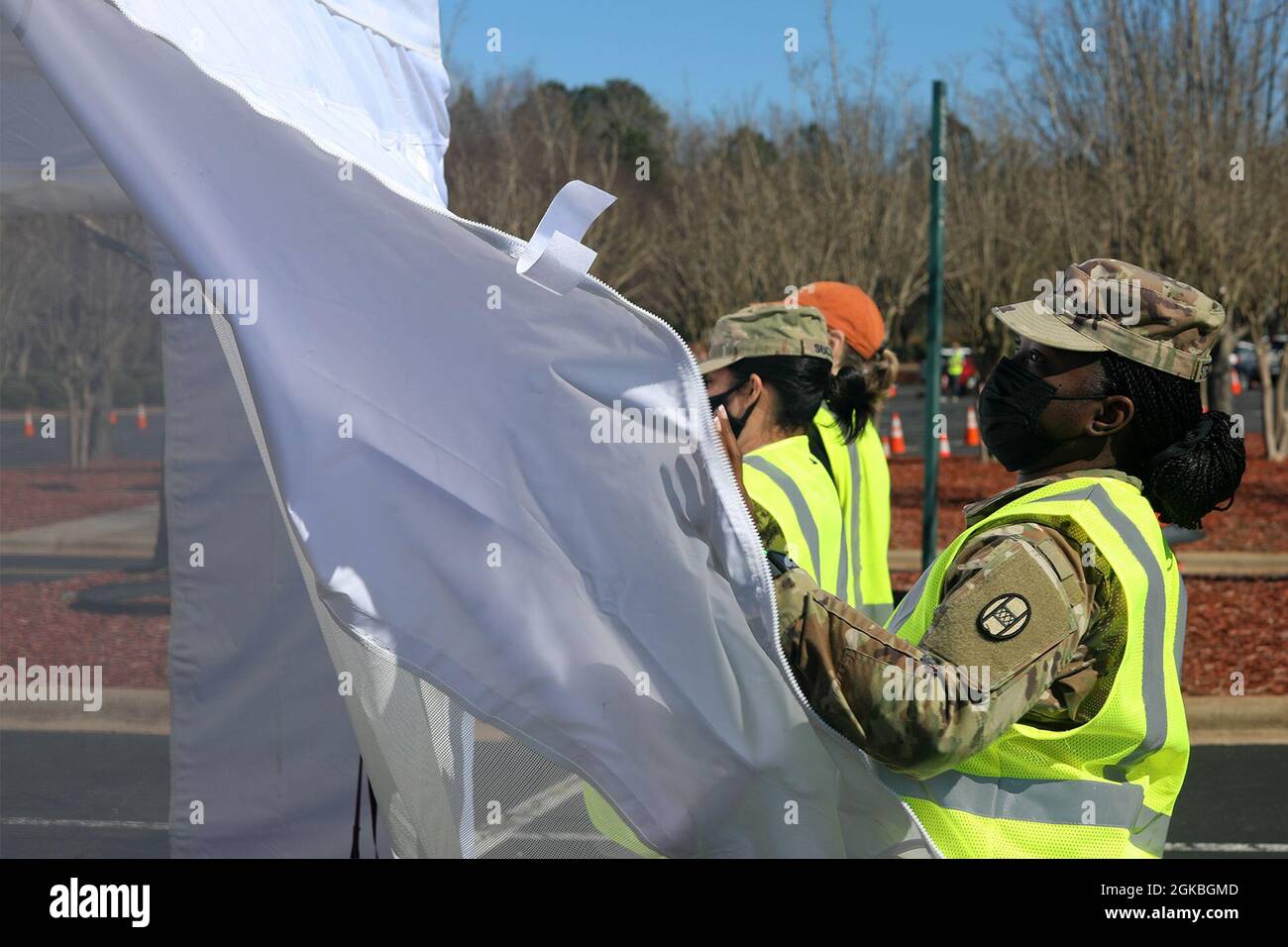 Cinquanta soldati della Guardia Nazionale della Carolina del Nord si dispiegano nell'arena PNC per le operazioni COVID-19 a Raleigh, Carolina del Nord, 4 marzo 2021. I soldati assegnati alla 30a Armored Brigade Combat Team del NCNG e alla 113esima Brigata sostenente hanno diretto il traffico dei veicoli e fornito supporto logistico e amministrativo al personale e ai volontari della Wake County Emergency Management. Foto Stock