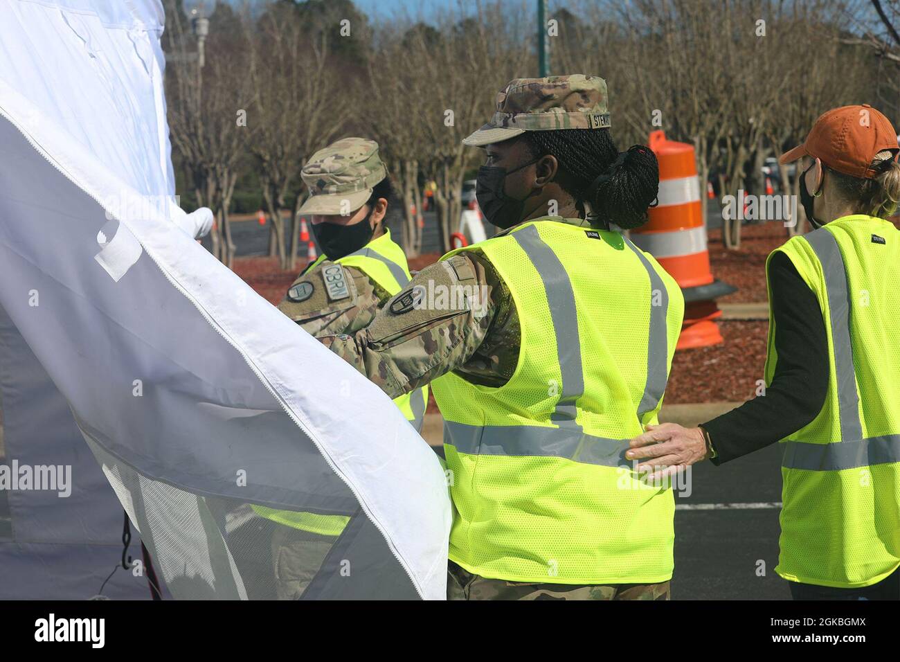 Cinquanta soldati della Guardia Nazionale della Carolina del Nord si dispiegano nell'arena PNC per le operazioni COVID-19 a Raleigh, Carolina del Nord, 4 marzo 2021. I soldati assegnati alla 30a Armored Brigade Combat Team del NCNG e alla 113esima Brigata sostenente hanno diretto il traffico dei veicoli e fornito supporto logistico e amministrativo al personale e ai volontari della Wake County Emergency Management. Foto Stock