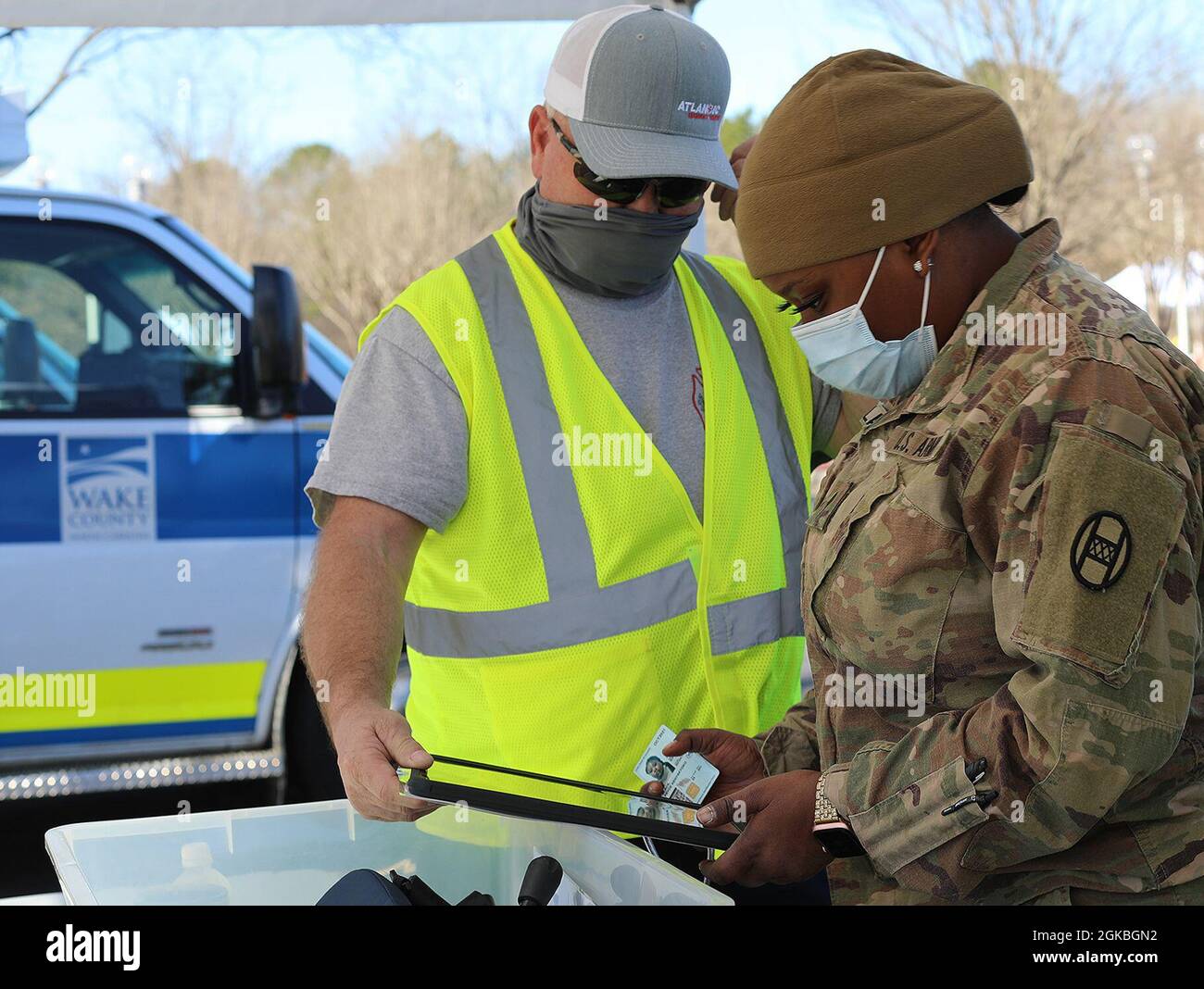Cinquanta soldati della Guardia Nazionale della Carolina del Nord si dispiegano nell'arena PNC per le operazioni COVID-19 a Raleigh, Carolina del Nord, 4 marzo 2021. I soldati assegnati alla 30a Armored Brigade Combat Team del NCNG e alla 113esima Brigata sostenente hanno diretto il traffico dei veicoli e fornito supporto logistico e amministrativo al personale e ai volontari della Wake County Emergency Management. Foto Stock