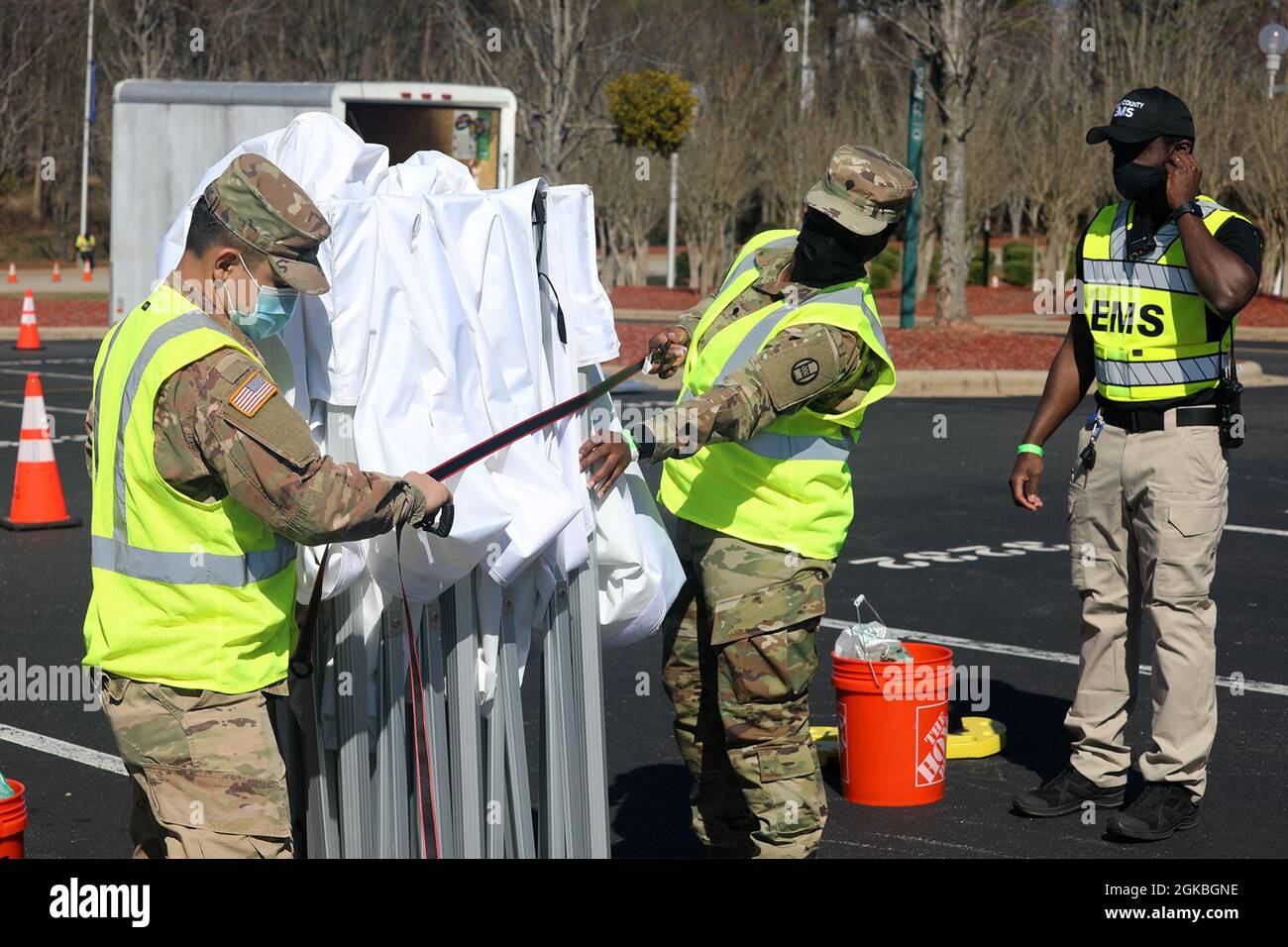 Cinquanta soldati della Guardia Nazionale della Carolina del Nord si dispiegano nell'arena PNC per le operazioni COVID-19 a Raleigh, Carolina del Nord, 4 marzo 2021. I soldati assegnati alla 30a Armored Brigade Combat Team del NCNG e alla 113esima Brigata sostenente hanno diretto il traffico dei veicoli e fornito supporto logistico e amministrativo al personale e ai volontari della Wake County Emergency Management. Foto Stock