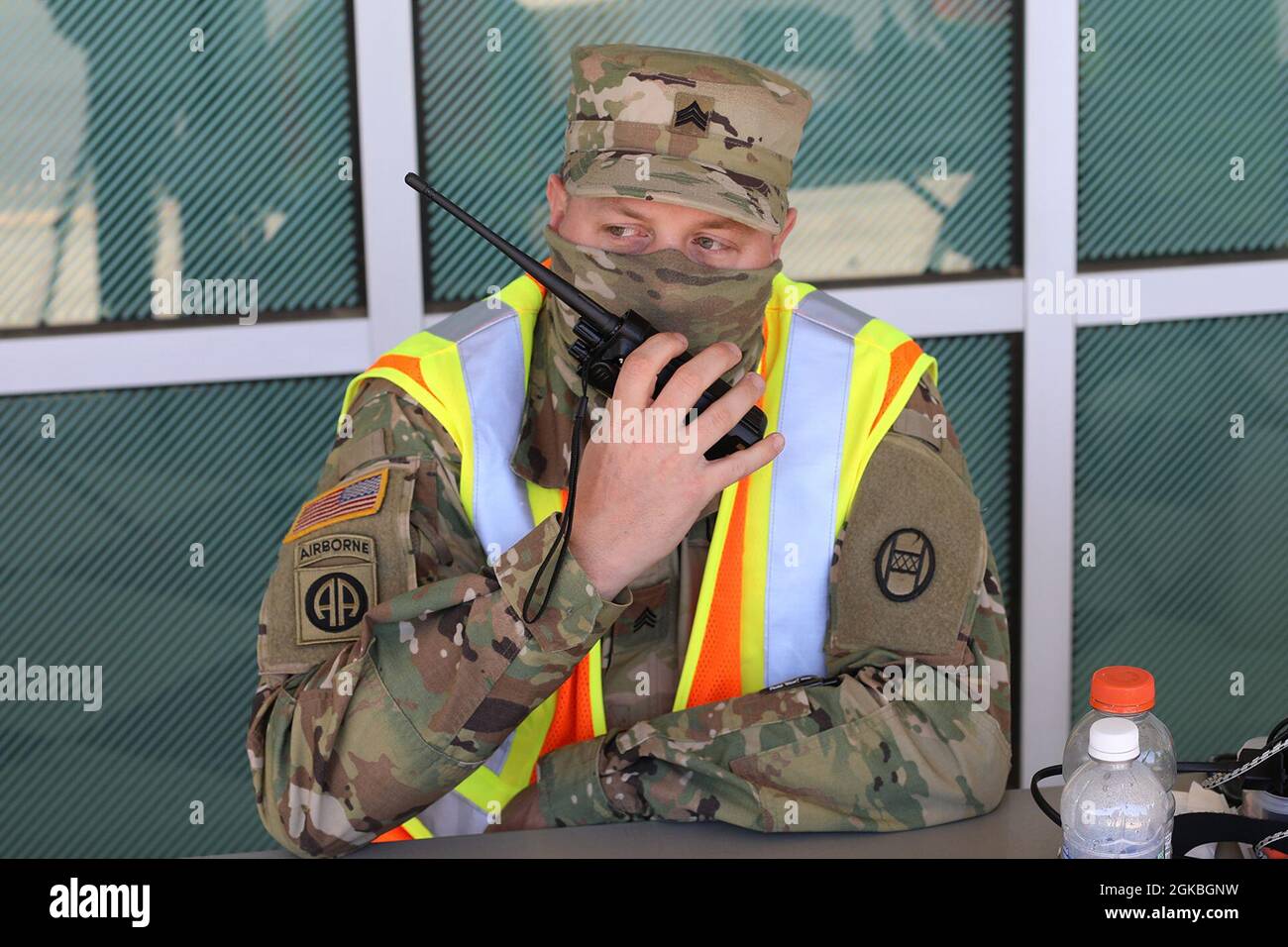 Cinquanta soldati della Guardia Nazionale della Carolina del Nord si dispiegano nell'arena PNC per le operazioni COVID-19 a Raleigh, Carolina del Nord, 4 marzo 2021. I soldati assegnati alla 30a Armored Brigade Combat Team del NCNG e alla 113esima Brigata sostenente hanno diretto il traffico dei veicoli e fornito supporto logistico e amministrativo al personale e ai volontari della Wake County Emergency Management. Foto Stock