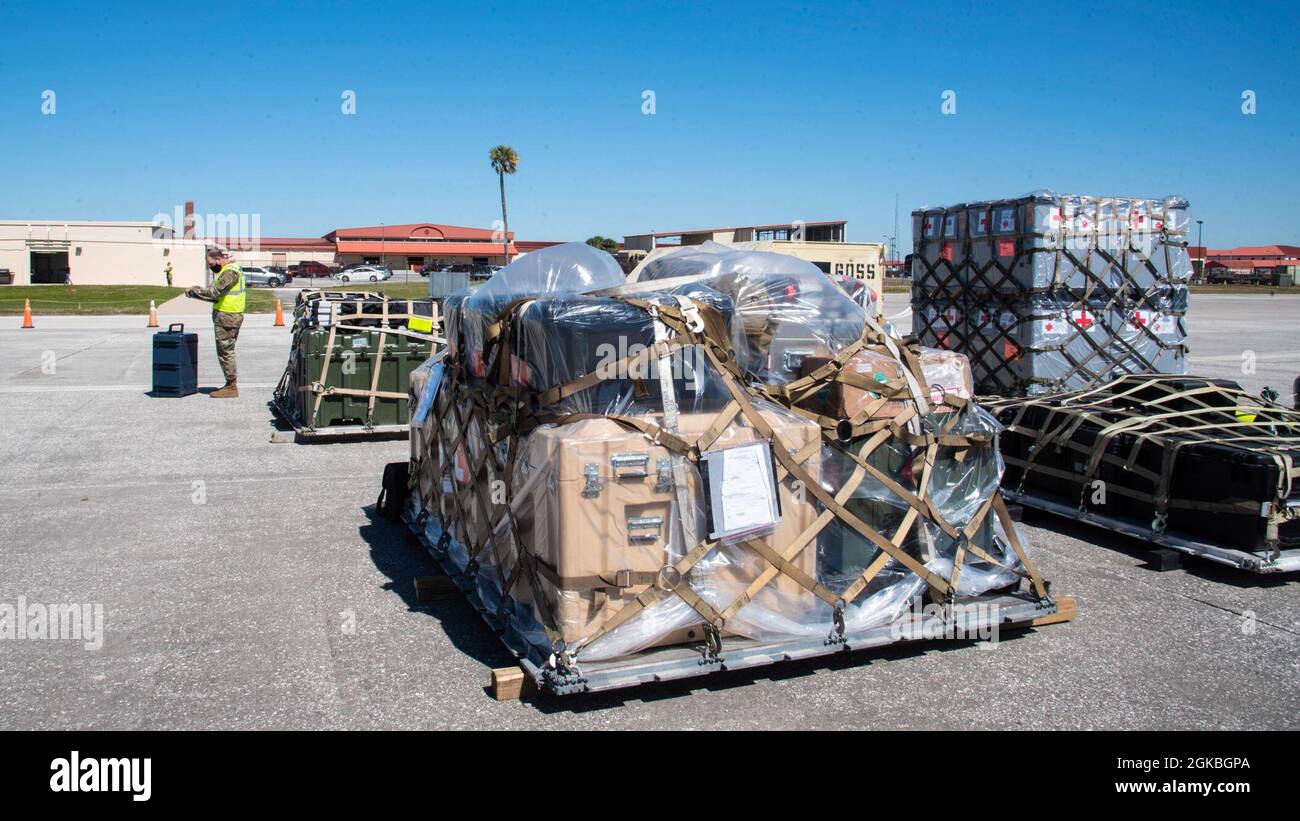 U.S. Air Force Tech. SGT. Justin Smilo, 6° Logistics Readiness Air Transportation Function non commissionato ufficiale in carica, convalida il carico sulla linea di volo, 4 marzo 2021, alla base dell'Aeronautica militare di MacDill, Fl. la 6° Ala Air Refiling ha condotto l'esercizio per migliorare la preparazione generale della missione e gli standard di ogni unità sulla base. Foto Stock