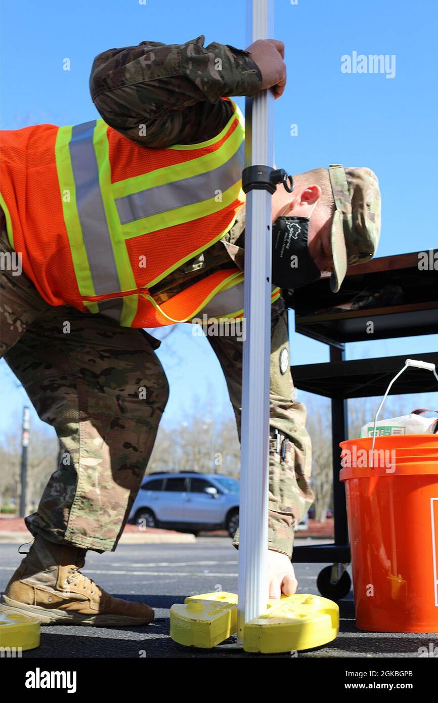 Cinquanta soldati della Guardia Nazionale della Carolina del Nord si dispiegano nell'arena PNC per le operazioni COVID-19 a Raleigh, Carolina del Nord, 4 marzo 2021. I soldati assegnati alla 30a Armored Brigade Combat Team del NCNG e alla 113esima Brigata sostenente hanno diretto il traffico dei veicoli e fornito supporto logistico e amministrativo al personale e ai volontari della Wake County Emergency Management. Foto Stock