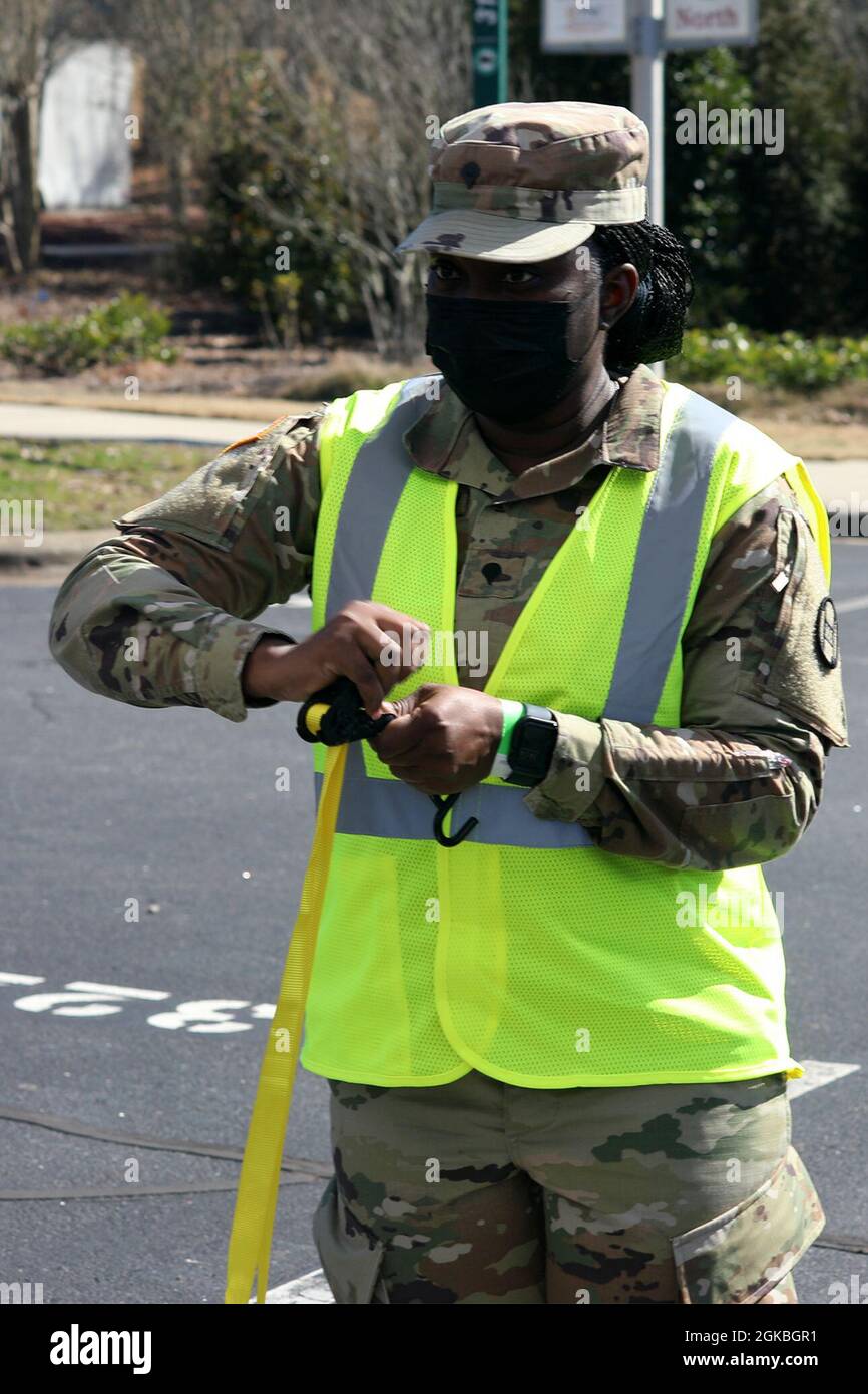 Cinquanta soldati della Guardia Nazionale della Carolina del Nord si dispiegano nell'arena PNC per le operazioni COVID-19 a Raleigh, Carolina del Nord, 4 marzo 2021. I soldati assegnati alla 30a Armored Brigade Combat Team del NCNG e alla 113esima Brigata sostenente hanno diretto il traffico dei veicoli e fornito supporto logistico e amministrativo al personale e ai volontari della Wake County Emergency Management. Foto Stock