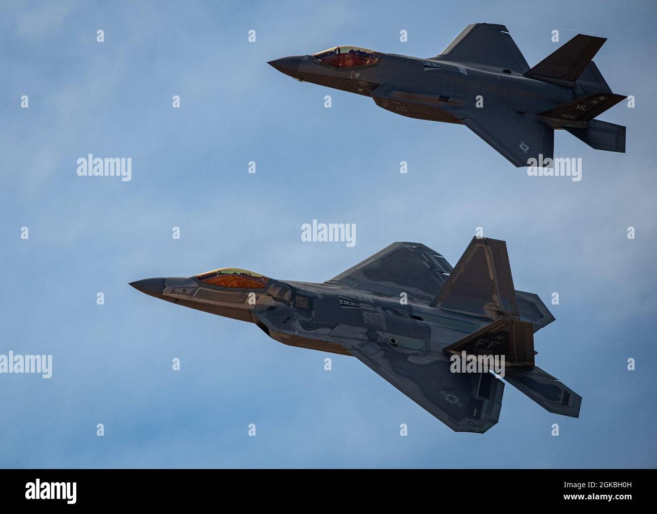 Il maggiore dell'aeronautica statunitense Joshua 'Cabo' Gunderson, il pilota e comandante della squadra dimostrativa F-22 Raptor, e il capitano dell'aeronautica statunitense Kristin 'BEO' Wolfe, F-35A il pilota e comandante della squadra dimostrativa Lightning ll, volano in formazione al corso di addestramento di volo Heritage 2021, 4 marzo 2021, tenuto alla base dell'aeronautica di Davis Monthan. L'Heritage Flight Training Course è un evento di allenamento annuale che include tutte le squadre dimostrative del comando di combattimento aereo e un assortimento di uccelli da guerra del passato dell'aeronautica, tra cui la seconda Guerra Mondiale e la Guerra di Corea. Foto Stock