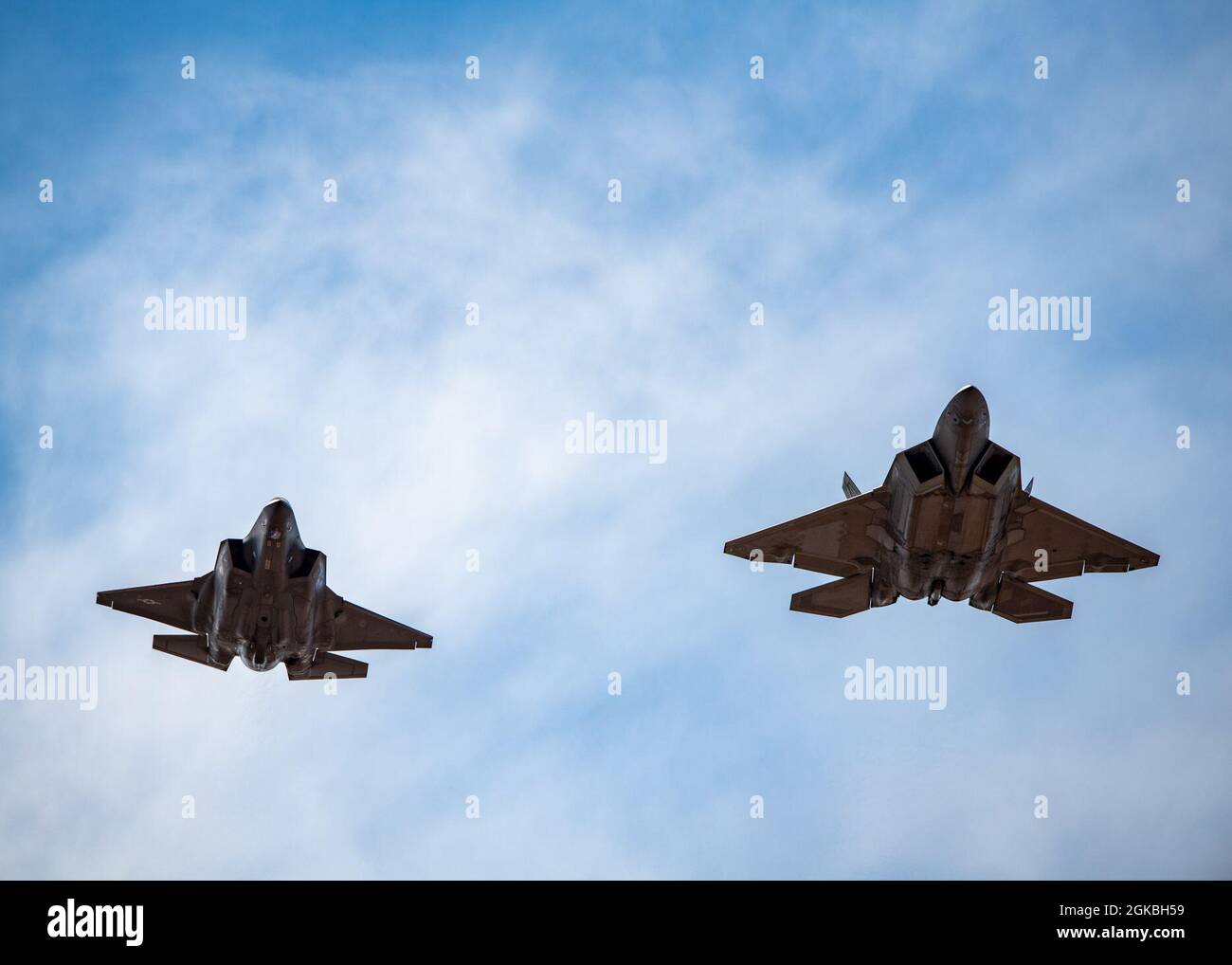 Il maggiore dell'aeronautica statunitense Joshua 'Cabo' Gunderson, il pilota e comandante della squadra dimostrativa F-22 Raptor, e il capitano dell'aeronautica statunitense Kristin 'BEO' Wolfe, F-35A il pilota e comandante della squadra dimostrativa Lightning ll, volano in formazione al corso di addestramento di volo Heritage 2021, 4 marzo 2021, tenuto alla base dell'aeronautica di Davis Monthan. L'Heritage Flight Training Course è un evento di allenamento annuale che include tutte le squadre dimostrative del comando di combattimento aereo e un assortimento di uccelli da guerra del passato dell'aeronautica, tra cui la seconda Guerra Mondiale e la Guerra di Corea. Foto Stock