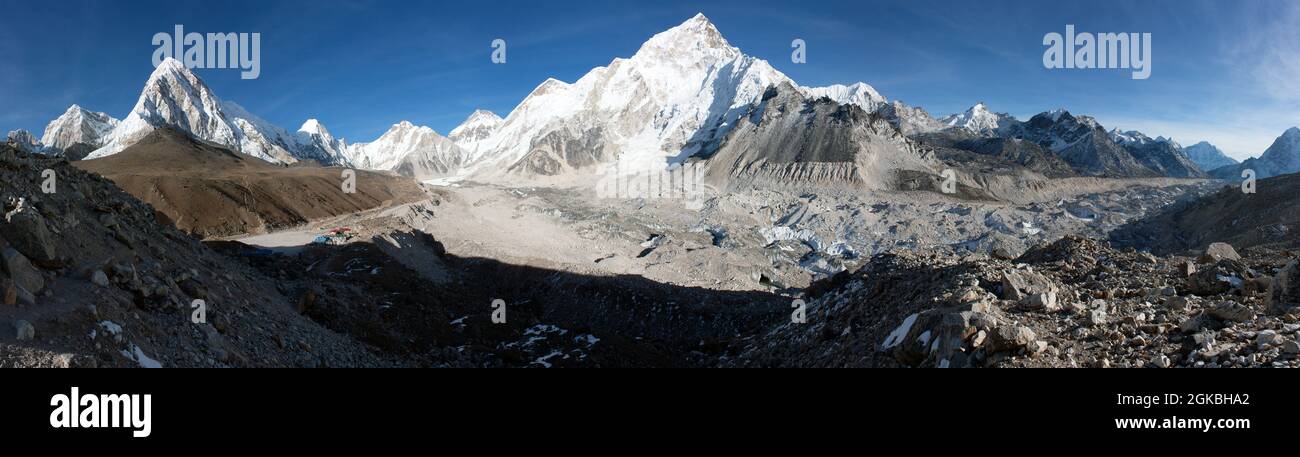 Gorak Shep villaggio, Pumo Ri, Nuptse e Kala Patthar punto di vista sulla strada per Everest campo base - Nepal Foto Stock