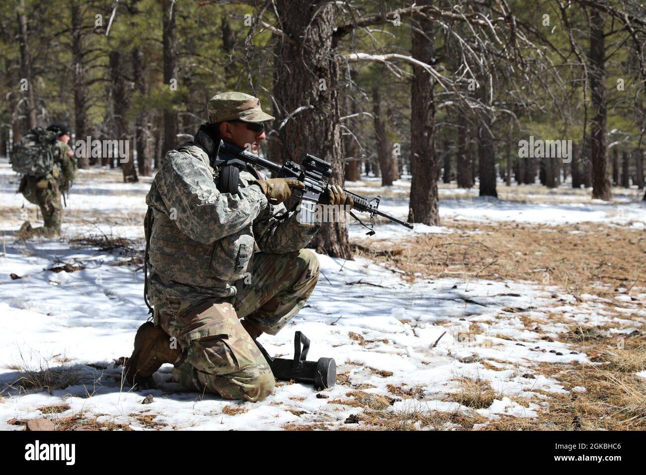 SGT. Enrique Rascon, sede centrale e sede centrale della Società, 158th Combat Sendment Support Battaglione, Arizona Army National Guard, tira la sicurezza mentre il suo team leader determina la direzione corretta per la squadra di continuare la sua pattuglia attraverso la foresta durante l'evento Mystery del 2021 Arizona Best Warrior Competition a Camp Navajo, Bellemont, Ariz. Il 4 marzo. L'annuale Best Warrior Competition mostra i migliori soldati della Guardia Nazionale dell'Esercito dell'Arizona, la loro tenacia mentale e resilienza, la competenza tecnica e tattica e la capacità di stare in piedi da una parte all'altra con loro Foto Stock