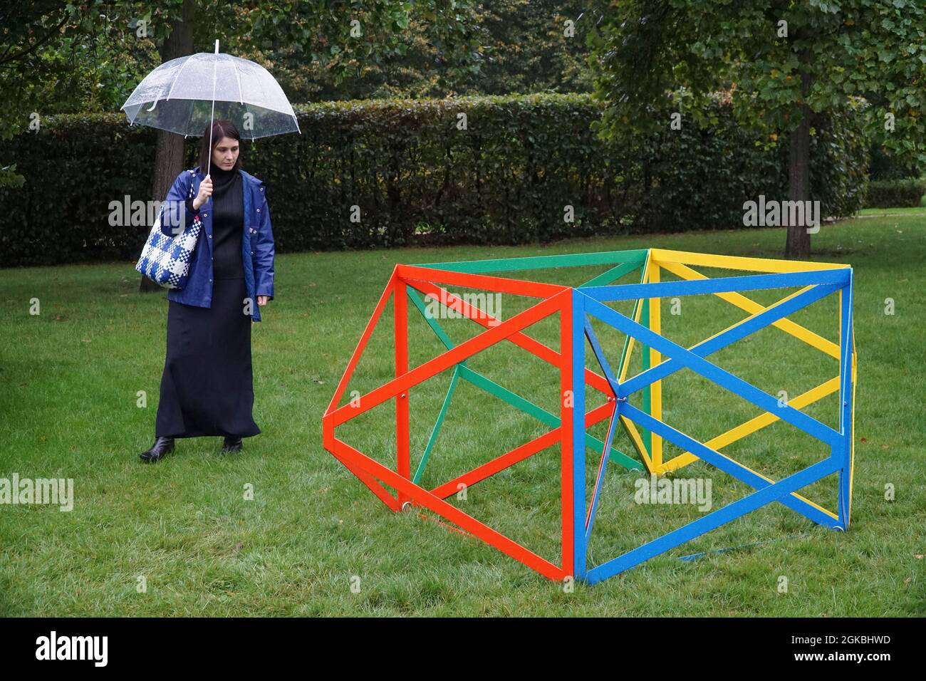 Londra, UK, 14 settembre 2021: Sculture di diciassette artisti diversi sono in mostra nel Regent's Park per l'annuale esposizione di sculture Frieze. 'Lovers in the Regent's Park,' 2021, di Rasheed Araeen dà un tuffo di colore in una giornata grigia piovosa. Anna Watson/Alamy Live News Foto Stock