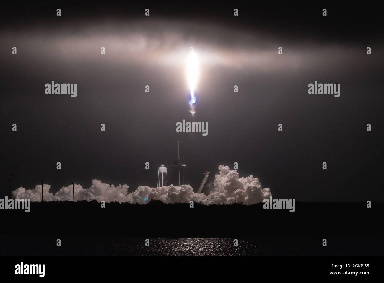 Il razzo Falcon 9 Starlink L-17 viene lanciato con successo da LC-39A alla Stazione spaziale di Cape Canaveral, Fla., 4 marzo 2021. Si tratta del ventesimo lotto di satelliti da lanciare come parte della rete a banda larga Starlink, come è stato lanciato dopo i lanci L-18 e L-19 Starlink. Foto Stock