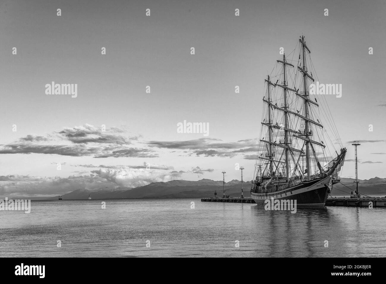 Grande nave a vela nel porto di Ushuaia, Patagonia, Argentina Foto Stock