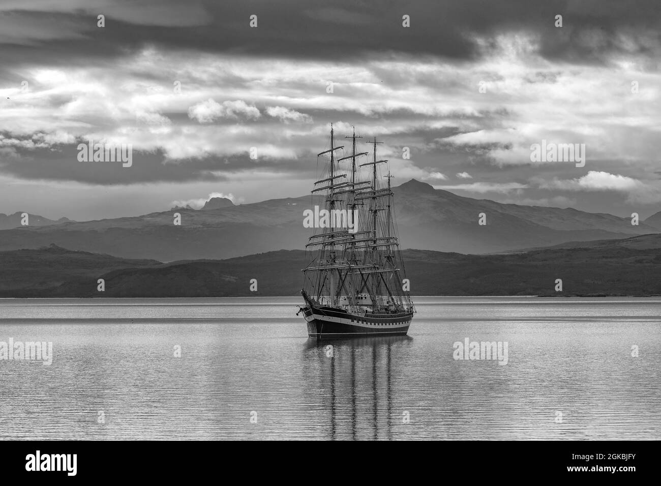 Grande nave a vela nel porto di Ushuaia, Patagonia, Argentina Foto Stock
