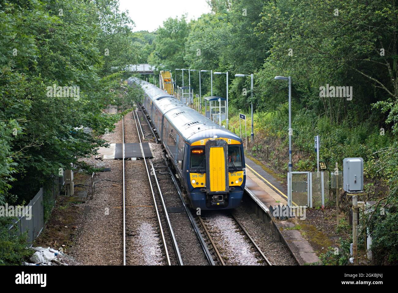 Un treno elettrico a più unità per passeggeri della British Rail classe 375 alla stazione di Stonegate sulla linea London-Hastings, East Sussex, Inghilterra, Regno Unito Foto Stock