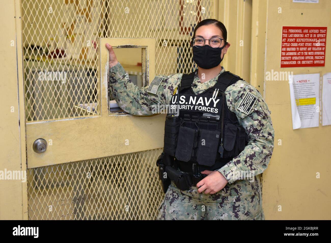 VIRGINIA BEACH, Virginia (5 marzo 2021) Master-at-Arms 2a classe Ashli Jurado pone di fronte alla Joint Expeditionary base Little Creek-Fort Story's Ready Issue room, 5 marzo. Jurado è il responsabile della manutenzione e dell'emissione di tutte le apparecchiature di sicurezza di JEB Little Creek-Fort Story, responsabile della preparazione del problema. Foto Stock