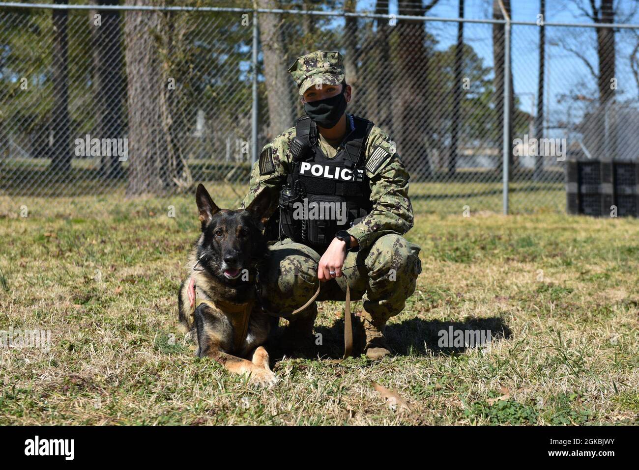 VIRGINIA BEACH, Va. (5 marzo 2021) Master-at-Arms 1st Class Klee Demagall, Joint Expeditionary base Little Creek-Fort Story's kennel master, pose con il cane militare funzionante 'Boris', 5 marzo. Demagall è responsabile dell'unità K-9 di JEB Little Creek-Fort Story. Foto Stock