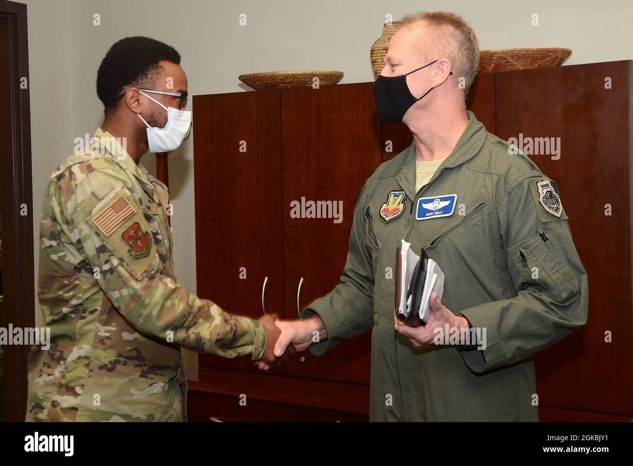 (Da destra a sinistra) il comandante del comando di combattimento aereo generale Mark Kelly, Coins Senior Airman Javion Dupree, 12 ° Air Force (Air Forces Southern) amministrazione journeyman, per la sua eccellenza al 12 ° Air Force (Air Force Southern) sede centrale, Davis-Monthan Air Force base, Ariz., 5 marzo 2021. Dodicesima Air Force (Air Force Southern) è la componente aerea e spaziale del comando meridionale degli Stati Uniti, che conduce operazioni, attività e investimenti nei settori aereo, spaziale e cyber per rafforzare le partnership, contraccambiare e costruire un team pronto a competere e vincere per proteggere le Americhe. Foto Stock