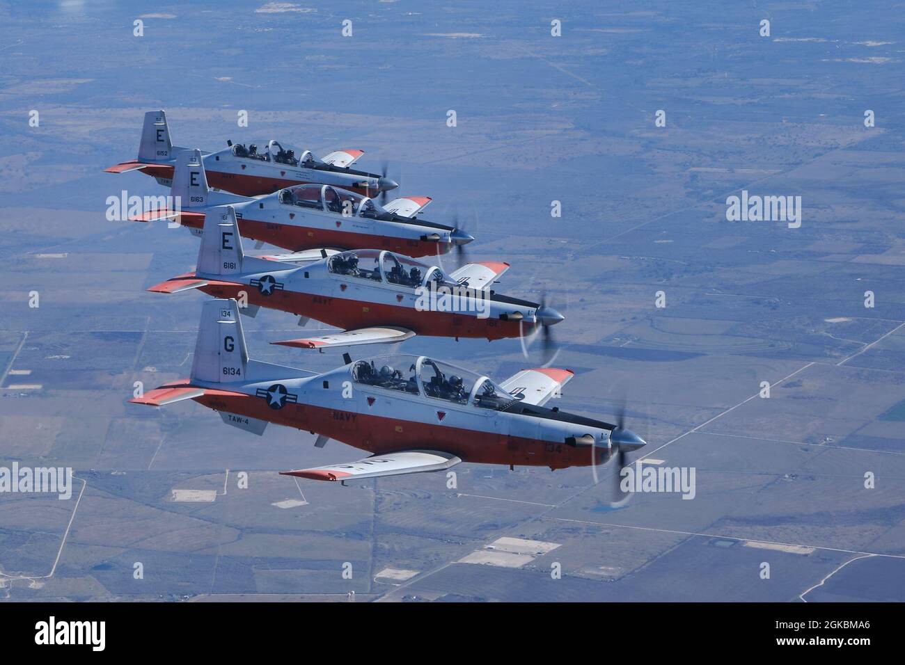 I piloti e gli studenti dell'aeronautica statunitense assegnati al distaccamento 24, Joint base San Antonio-Randolph, volano la Marina degli Stati Uniti T-6B Texan's in una formazione a 4 navi su un'area militare nel Texas meridionale, 5 marzo 2021. Il volo è stato progettato per migliorare i principi di Airmanship, la gestione delle risorse dell'equipaggio e la competenza delle 4 navi. Distaccamento 24 insegna il programma Pilot Training Next che fa parte dell'iniziativa del comando di addestramento e educazione aerea per "reimmaginare" come l'Air Force impartisce l'apprendimento agli Airmen. Foto Stock