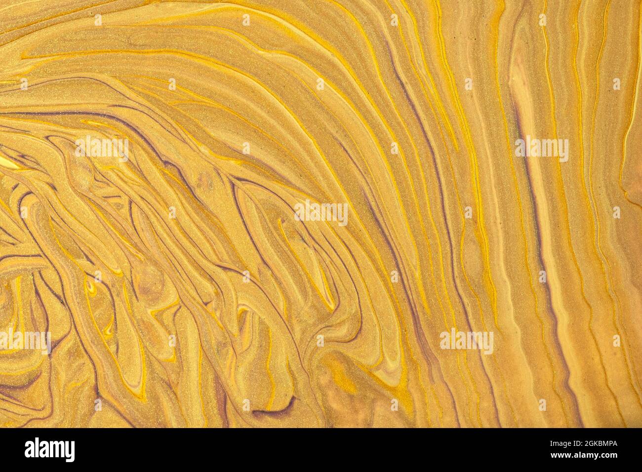 Astratto fluido arte sfondo scuro dorato e giallo colori. Marmo liquido. Pittura acrilica con linee ocra e gradiente. Sfondo con inchiostro a base di alcol Foto Stock