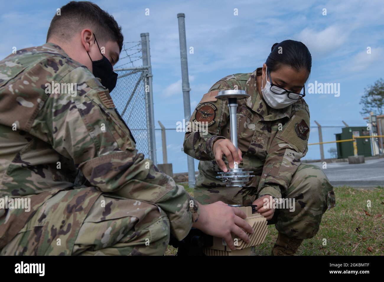 U.S. Air Force staff Sgt. Manenita Matanguihan e U.S. Air Force Airman 1st Class Benjamin Braund, tecnici dei sistemi di trasmissione a radiofrequenza con il 18esimo Squadrone delle Comunicazioni, montano un'antenna su un satellite molto piccolo aperture Terminal presso la base aerea di Kadena, Giappone, 5 marzo 2021. Le comunicazioni a radiofrequenza implicano la trasmissione di un segnale senza fili ad un'antenna che è sintonizzata ad una frequenza specifica in modo da ricevere solo il segnale desiderato. La comunicazione è essenziale per supportare le operazioni di base. Foto Stock