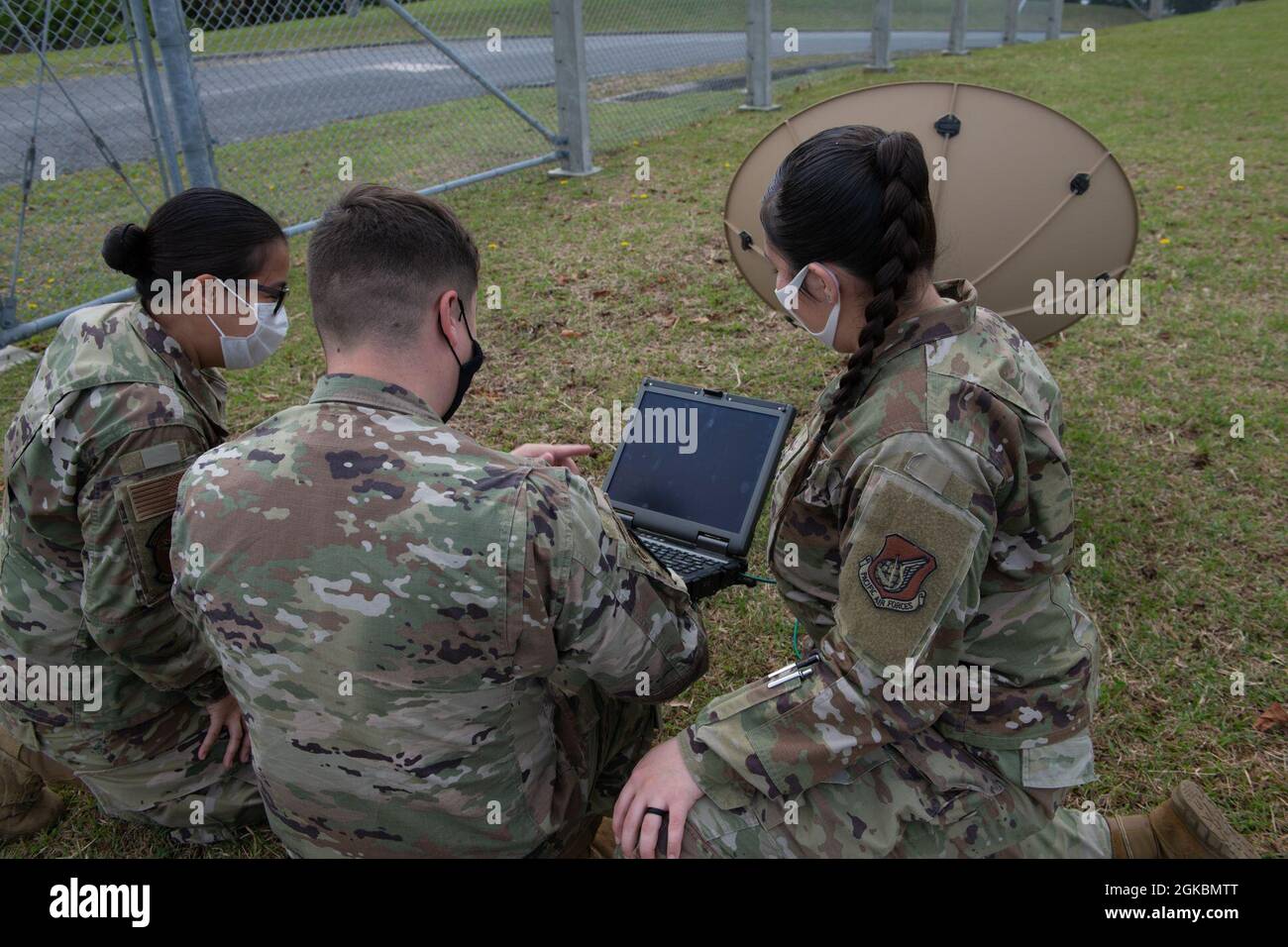 U.S. Air Force staff Sgt. Manenita Matanguihan, U.S. Air Force Airman 1st Class Benjamin Braund e U.S. Air Force Airman 1st Class Monica Batiste, tecnici dei sistemi di trasmissione a radiofrequenza con il 18esimo Squadrone delle Comunicazioni, avviano il sistema di un satellite molto piccolo aperture Terminal dopo l'assemblaggio alla base aerea di Kadena, Giappone, 5 marzo 2021. Il satellite VSAT è controllato tramite il computer portatile. Il personale addetto alla trasmissione in radiofrequenza installa e gestisce trasmettitori RF, antenne, sintonizzatori e altri dispositivi di comunicazione, compresi quelli utilizzati per i satelliti e le codifiche. Foto Stock