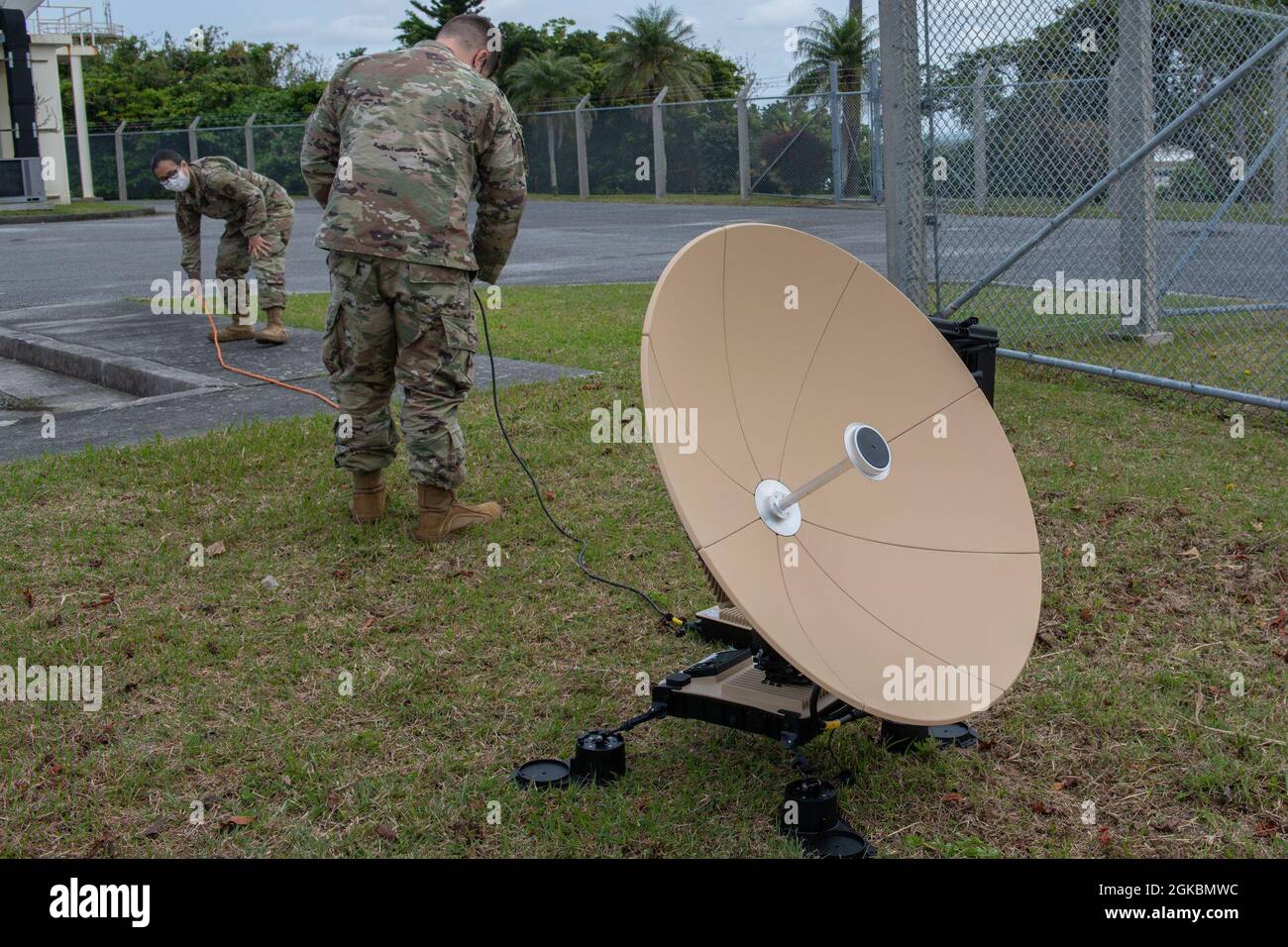 U.S. Air Force staff Sgt. Manenita Matanguihan e U.S. Air Force Airman 1st Class Benjamin Braund, tecnici dei sistemi di trasmissione a radiofrequenza con il 18esimo Squadrone delle Comunicazioni, collegano il cablaggio di un satellite molto piccolo aperture Terminal alla base aerea di Kadena, Giappone, 5 marzo 2021. Il sistema Client Operations Transmissions Flight esegue regolarmente la configurazione dei VSATs per garantirne il corretto funzionamento. Essi eseguono qualsiasi tipo di ricerca guasti necessaria per far funzionare i VSAT. Foto Stock