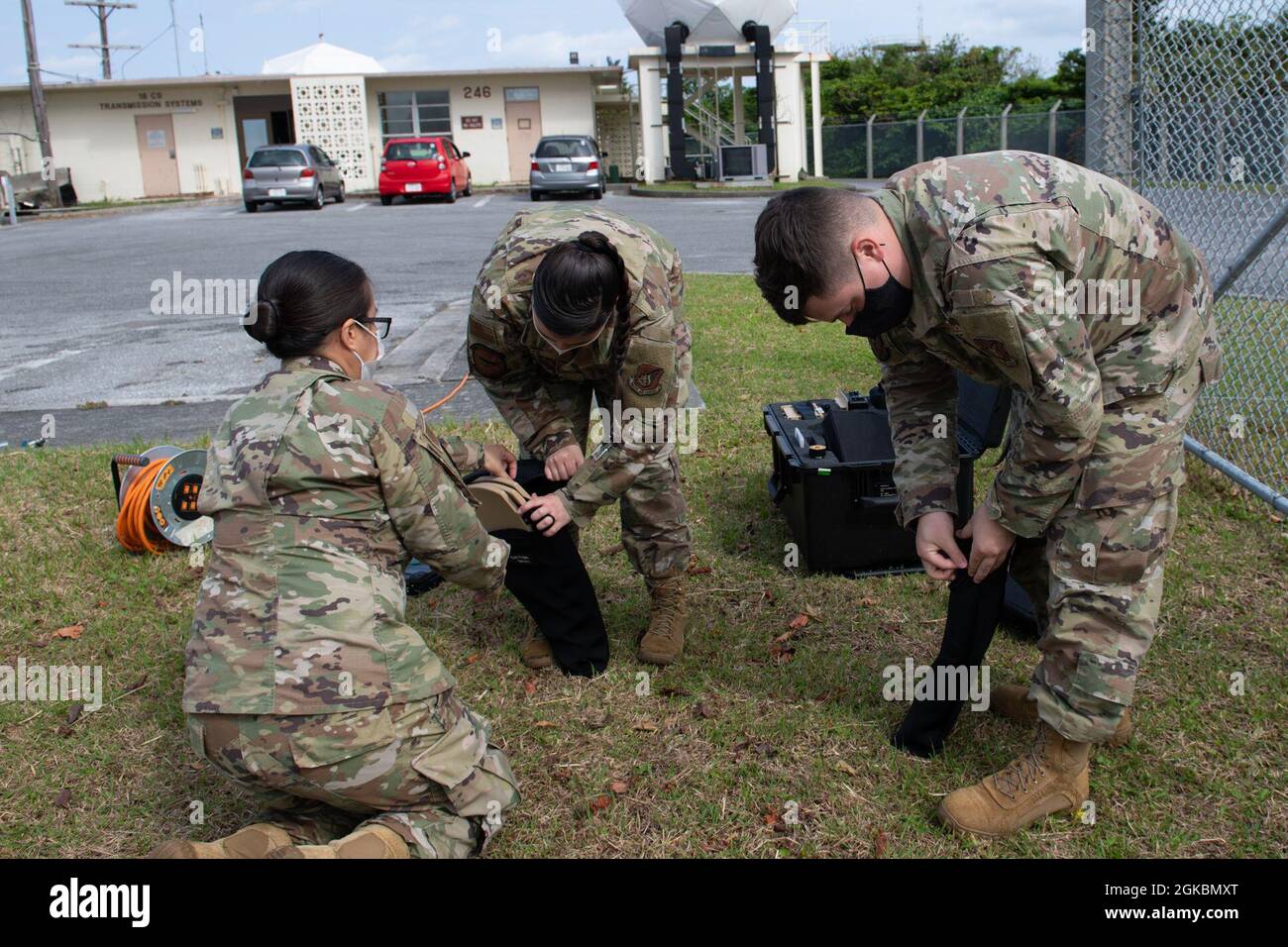 U.S. Air Force staff Sgt. Manenita Matanguihan, U.S. Air Force Airman 1st Class Monica Batiste e U.S. Air Force Airman 1st Class Benjamin Braund, tecnici dei sistemi di trasmissione a radiofrequenza con il 18esimo Squadrone delle Comunicazioni, disassemblare un satellite molto piccolo aperture Terminal presso la Kadena Air base, Giappone, 5 marzo 2021. I VSATs portatili possono essere utilizzati con i kit di comunicazione flyaway. Questo particolare VSAT è leggero ed è facile da assemblare e smontare senza bisogno di attrezzi aggiuntivi. Foto Stock