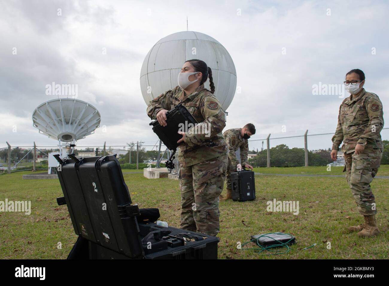 U.S. Air Force Airman 1st Class Monica Batiste, U.S. Air Force Airman 1st Class Benjamin Braund e U.S. Air Force staff Sgt. Manenita Matanguihan, tecnici dei sistemi di trasmissione a radiofrequenza con il 18° Squadrone delle comunicazioni, scarica parti di un satellite molto piccolo di aperture Terminal presso la base aerea di Kadena, Giappone, 5 marzo 2021. I tecnici dei sistemi di trasmissione a radiofrequenza sono in grado di accedere alle reti con VSATs e di accedere a Internet dove necessario. Nell'utilizzo dei VSATs, il sistema Client Operations Transmissions Flight supporta l'impiego di combattimenti agili. Foto Stock