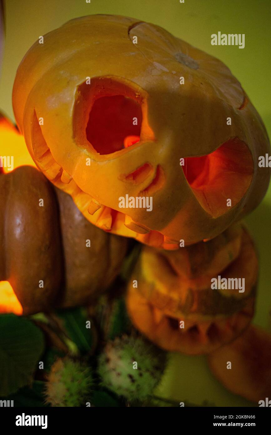 Foto composizione da cinque zucche per Halloween Foto Stock