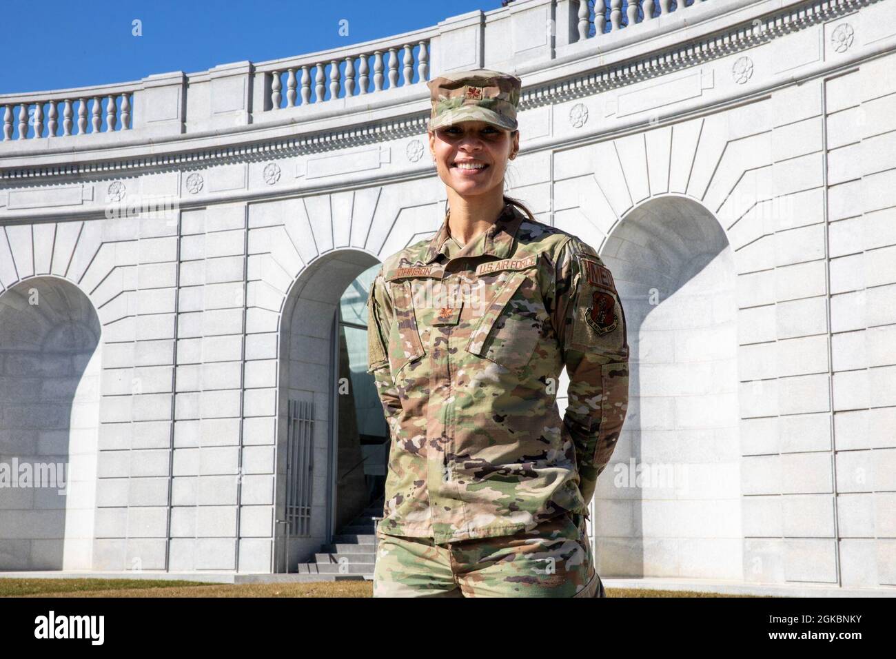 Telisha Johnson, infermiere professionista, 113° Gruppo medico, Distretto della Guardia Nazionale aerea di Columbia, pone di fronte alle Donne in Servizio militare al Memoriale America al Cimitero Nazionale di Arlington, Virginia, 5 marzo 2021. Il tema della Giornata internazionale della donna per il 2021 è “Donne in leadership: Raggiungere un futuro uguale in un mondo COVID-19”. March is Women's History Month, una celebrazione riconosciuta a livello nazionale del ruolo vitale delle donne nella storia americana. Foto Stock