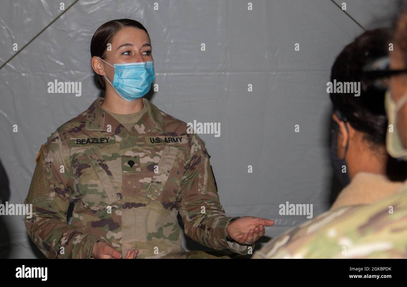 SPC. Emily Beazley, un riparatore strutturale di aerei assegnato al comando regionale-Est, forza del Kosovo, insegna una classe sui materiali compositi di elicotteri durante un stand-down di aviazione a Camp Bondsteel, Kosovo, il 6 marzo 2021. I soldati dell'aviazione devono avere una conoscenza fondamentale della manutenzione dell'elicottero per comprendere meglio gli aspetti di sicurezza che vanno di pari passo con la loro missione. Foto Stock