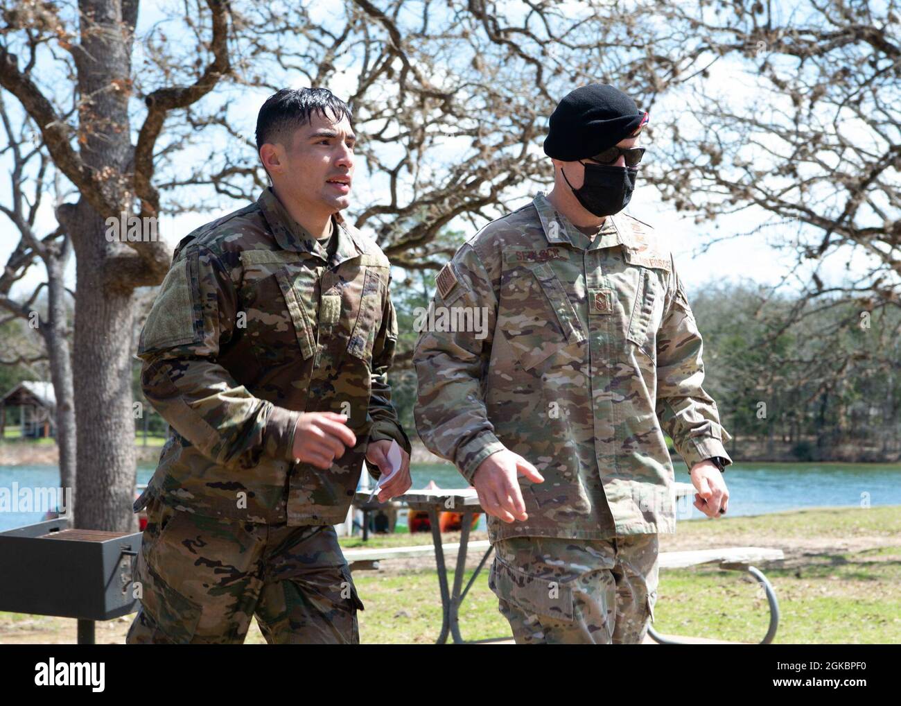 Un concorrente del Texas Military Department Joint Best Warrior Competition 2021 batte per l'evento di marcia del ruck a Bastrop, Texas, 6 marzo 2021. La migliore competizione per i guerrieri riconosce i soldati che dimostrano l'impegno nei confronti dei valori dell'esercito, incarnano l'etica del guerriero e rappresentano la forza del futuro. Foto Stock