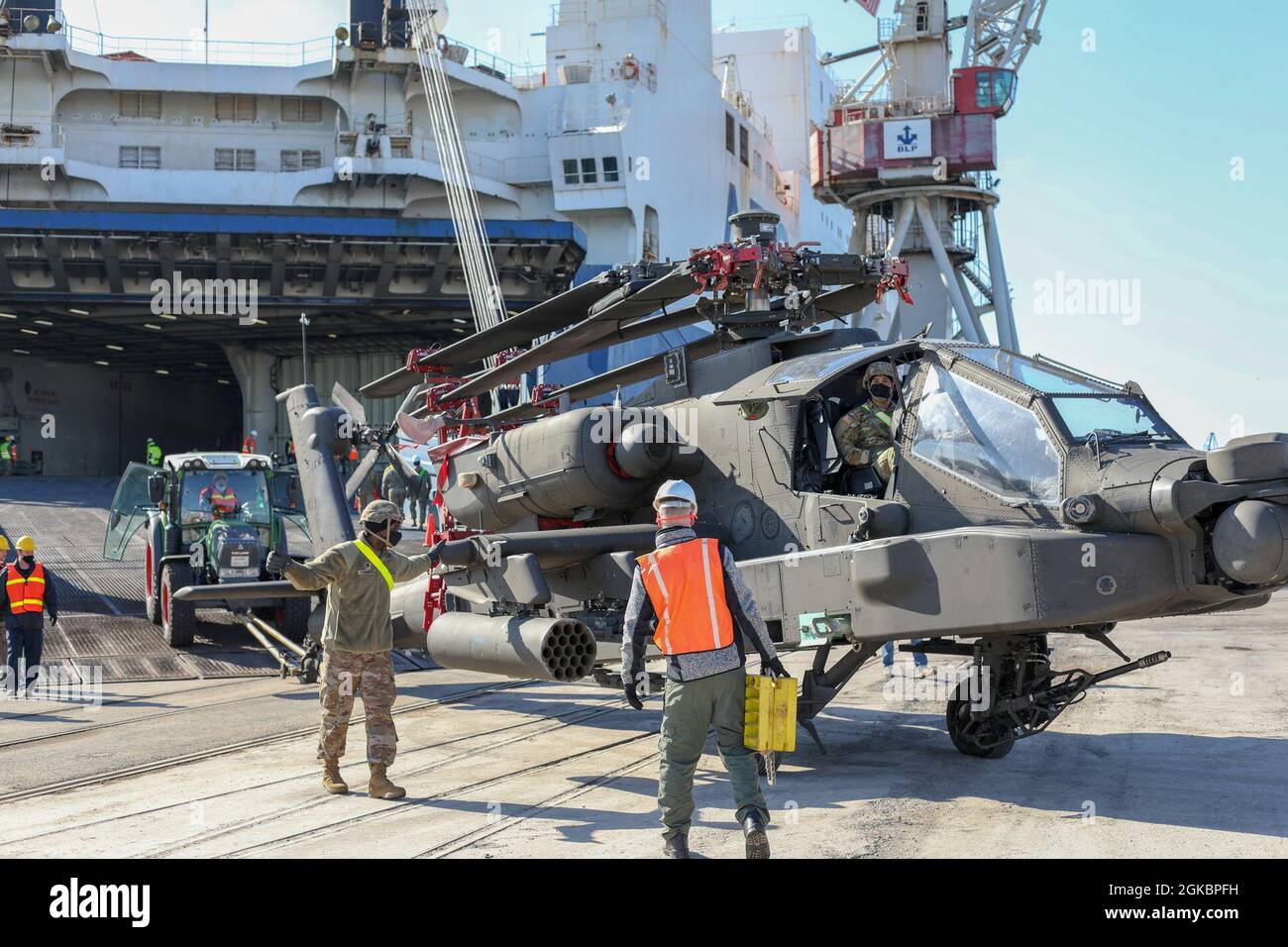 L'ARC Endurance, che porta la prima brigata dell'aviazione di combattimento, la prima attrezzatura della divisione fanteria, elicotteri e veicoli, arriva al porto di Dunkirk il 06 marzo 2021 a sostegno di Atlantic Resolve and Operation Mousquetaire a Dunkirk, Francia. Questa è la settima rotazione dell'aviazione Atlantic Resolve e la seconda rotazione per 1 cabina ID. L'unità è dotata di circa 1,800 persone, 50 UH-60 e HH-60 Black Hawks, 10 CH-47 Chinkooks, 20 AH-64 Apache e 1,800 veicoli gommati e attrezzature. Questo Atlantico risolvere la rotazione in congiunzione con l'operazione Mousquetaire al por Foto Stock