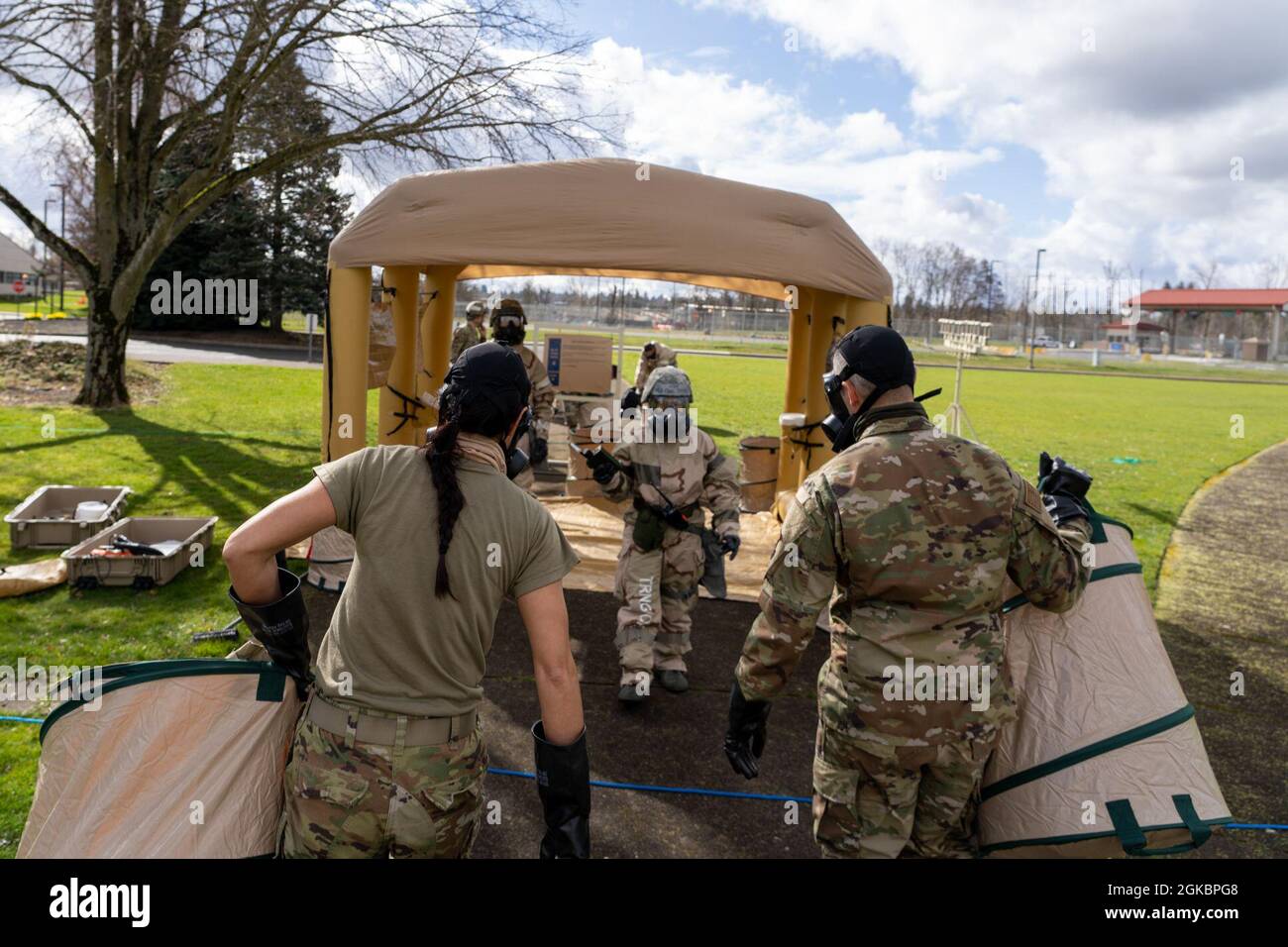 Gli airmen della 142a ala entrano in un'area di controllo della contaminazione (CCA) durante l'esercizio di preparazione al combattimento alla base della Guardia Nazionale dell'aria di Portland, 6 marzo 2021, Portland, Ore. l'esercitazione è destinata a rimamilierizzare gli Airmen con le operazioni di combattimento ed aumentare la preparazione generale. Foto Stock