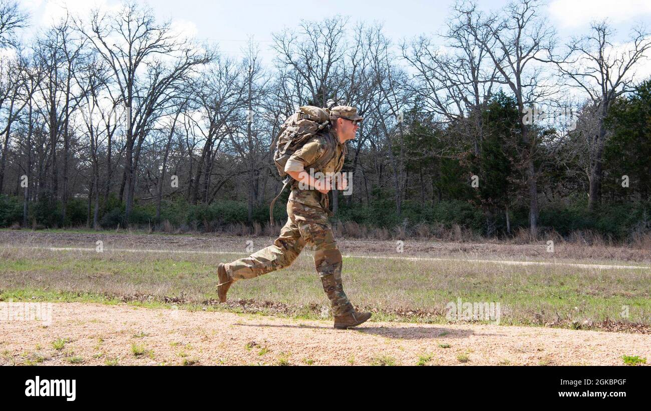 Un concorrente del Texas Military Department Joint Best Warrior Competition 2021 completa l'evento Ruck march a Bastrop, Texas, 6 marzo 2021. La migliore competizione per i guerrieri riconosce i soldati che dimostrano l'impegno nei confronti dei valori dell'esercito, incarnano l'etica del guerriero e rappresentano la forza del futuro. Foto Stock