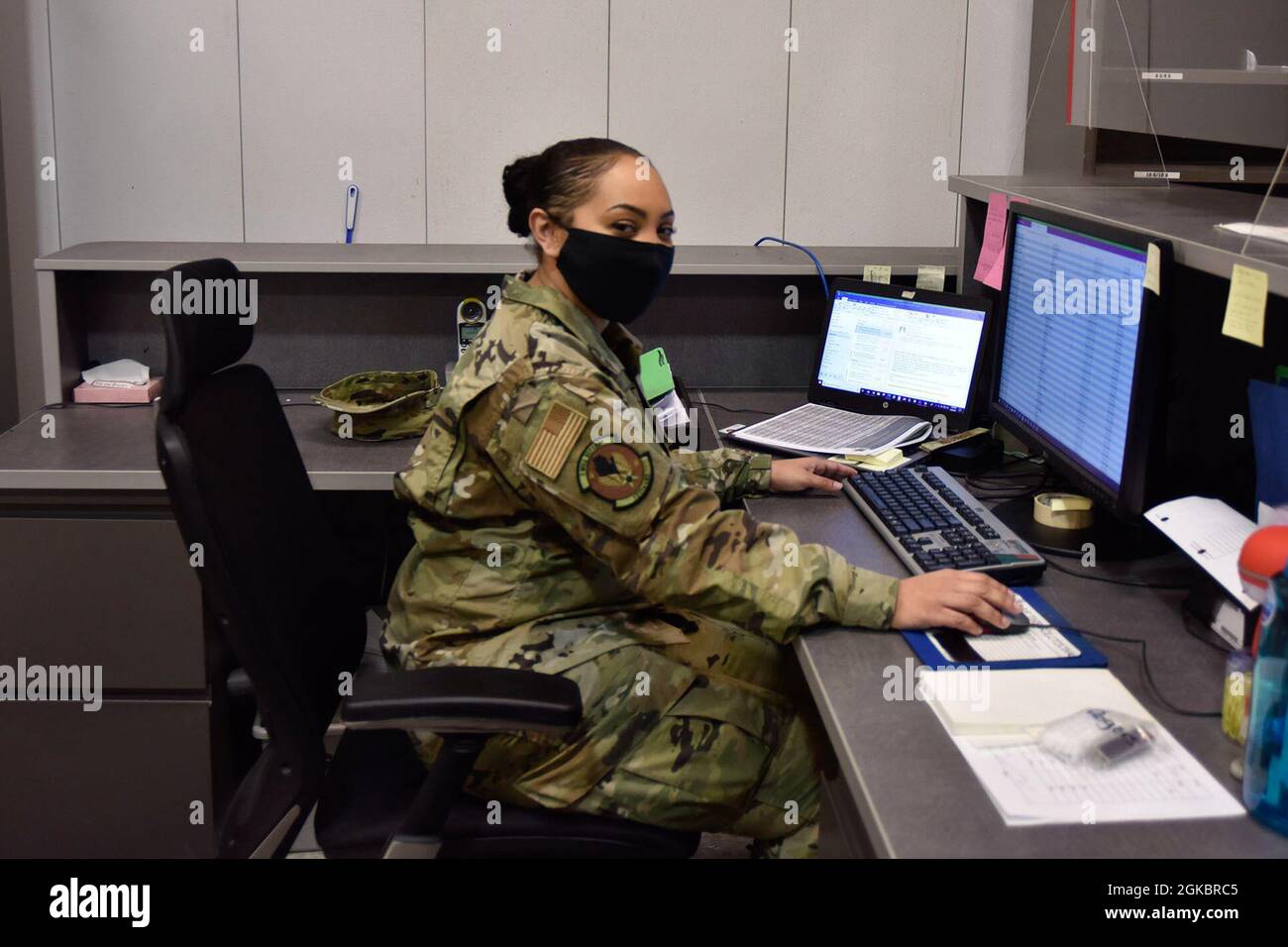 Airman 1a classe Keyonna Daniel uno specialista individuale di dispositivi di protezione con il 127th Logistics Readiness Squadron, ordina le forniture in attesa dei clienti alla base della Guardia Nazionale dell'aria di Selfridge, 6 marzo 2021. Il 127th LRS fornisce la predisposizione alla mobilità e le operazioni, le operazioni del veicolo, la manutenzione di veicoli e attrezzature, le spedizioni di merci e beni personali, lo stoccaggio del carburante, la distribuzione, la fornitura e l'attrezzatura. Foto Stock