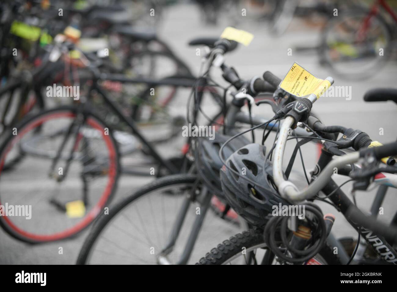CAMP HUMPHREYS, Repubblica di Corea - le biciclette precedentemente abbandonate e impeneted sono allineate, pronte per essere date gratuitamente ai membri della comunità, prima del 2° annuale Area III USAG Humphreys Religious Support Office (RSO) Community Bicycle Giveaway here, 6 marzo. Una volta che i membri della comunità hanno selezionato le biciclette durante l'evento, sono stati invitati a registrare le biciclette presso l'Ufficio di identificazione biometrica della difesa entro 10 giorni, per assicurarsi che siano correttamente identificate ed evitare futuri impunment o biglietti. Foto Stock