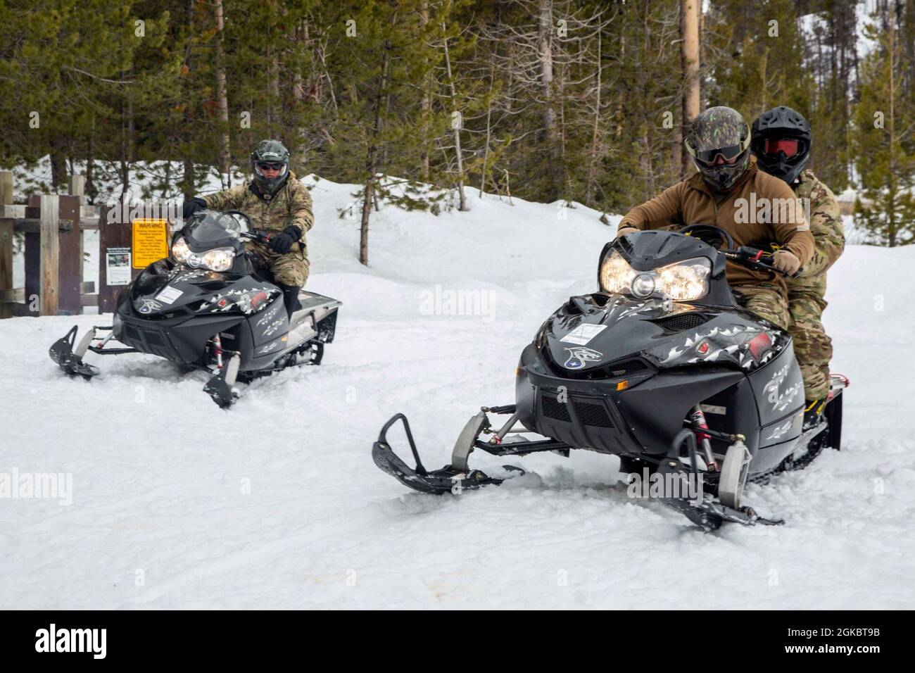 Gli Airmen statunitensi assegnati al 124th Air Support Operations Squadron (ASOS), Idaho Air National Guard, partecipano all'addestramento di familiarizzazione mobile della neve durante un esercizio di addestramento di tempo freddo della forza congiunta alla foresta nazionale di Boise, Idaho, 6 marzo 2021. I Marines della prima Air Naval Gunfire Liaison Company hanno condotto un supporto in aria stretta e una formazione per il freddo con il 124th e il 15th ASOS al fine di sostenere e sviluppare le abilità tecniche del controllore di attacco del terminale congiunto e dell'osservatore di fuoco congiunto, le abilità operative della forza congiunta e migliorare le capacità operative del freddo. Foto Stock