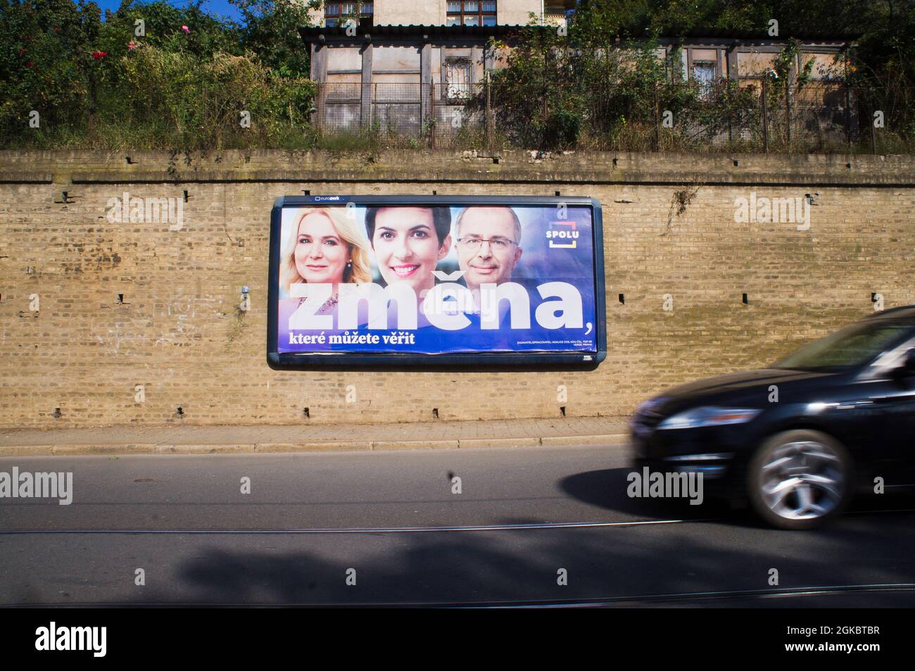 Billboard di coalizione SPOLU (INSIEME) che porta (da sinistra) Jana Cernochova (ODS), Marketa Pekarova Adamova (TOP 09) e Tom Philipp (KDU-CSL), Praga Foto Stock