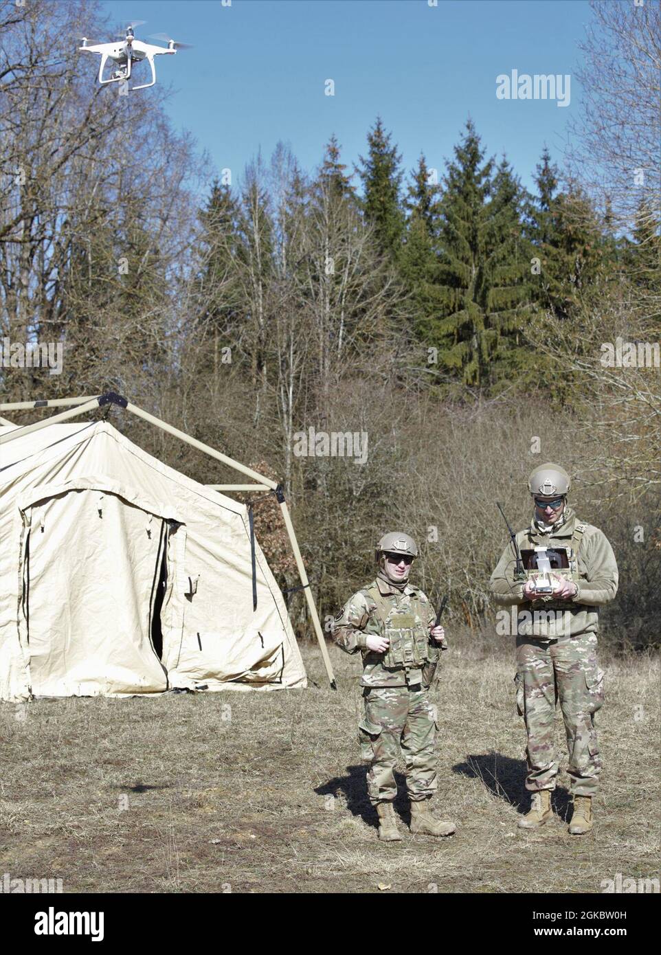 Gli aerei dell'aeronautica degli Stati Uniti assegnati al 435esimo gruppo di risposta di contingenza di Ramstein, Germania, conducono l'addestramento dei droni il 6 marzo 2021 all'area di addestramento di Hohenfels. Il 435° Gruppo di risposta alle emergenze ha condotto la formazione in preparazione all'esercizio Defender-Europe 21. Foto Stock