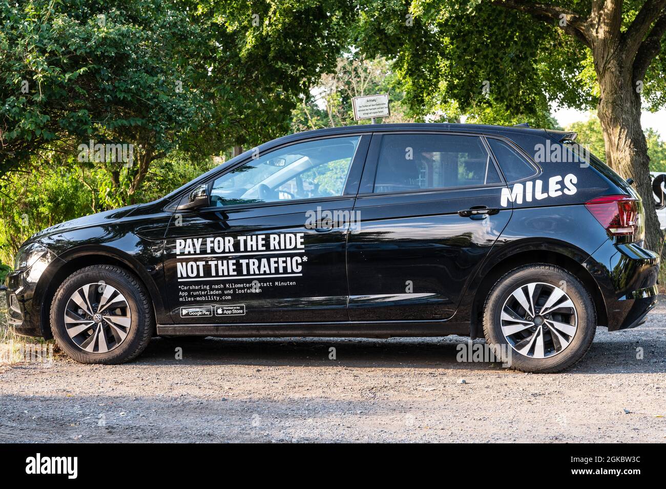 Auto dal fornitore di car sharing miglia parcheggiate in un parcheggio pubblico Foto Stock