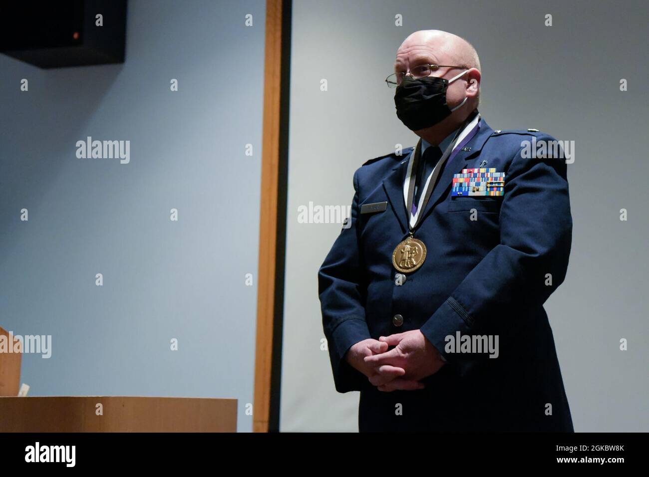 Kurt Taylor, 110° cappellano della Wing, è stato insignito della medaglia St. Martin of Tours alla base della Guardia Nazionale aerea di Battle Creek, Michigan, 7 marzo 2021. Questa medaglia è consegnata ad un cappellano militare del Sinodo della Chiesa luterana-Missouri dall’ufficio del “Ministero delle forze Armate” del sinodo, in riconoscimento del servizio eccezionale a Dio e al Paese. Foto Stock