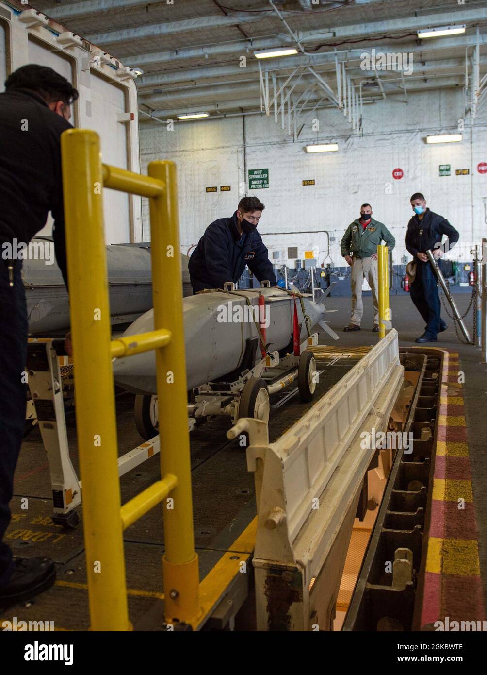 I marinai assegnati a USS Gerald R. Ford (CVN 78) caricano le attrezzature su un elevatore di armi avanzato nella baia di Ford, il 7 marzo 2021. Ford è in corso nell'Oceano Atlantico conducendo un evento indipendente di vaporizzazione. Foto Stock