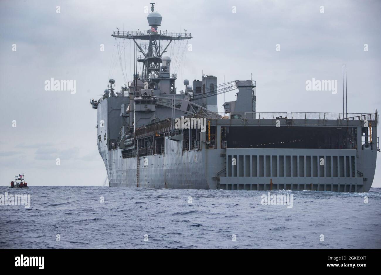 Marines USA con Force Reconnaissance Platoon, 31st Marine Expeditionary Unit (MEU), si preparano ad eseguire un esercizio di visita, bordo, ricerca e sequestro (VBSS) a bordo della nave di sbarco USS Germantown (LSD 42), 7 marzo 2021. Marines con il 31 MEU conduce regolarmente esercitazioni VBSS per mantenere la prontezza e la letalità. Il 31 MEU opera a bordo di navi dello Squadrone anfibio 11 nel 7° settore di attività della flotta per migliorare l'interoperabilità con alleati e partner e servire come forza di reazione pronta a difendere la pace e la stabilità nella regione Indo-Pacifico. Foto Stock