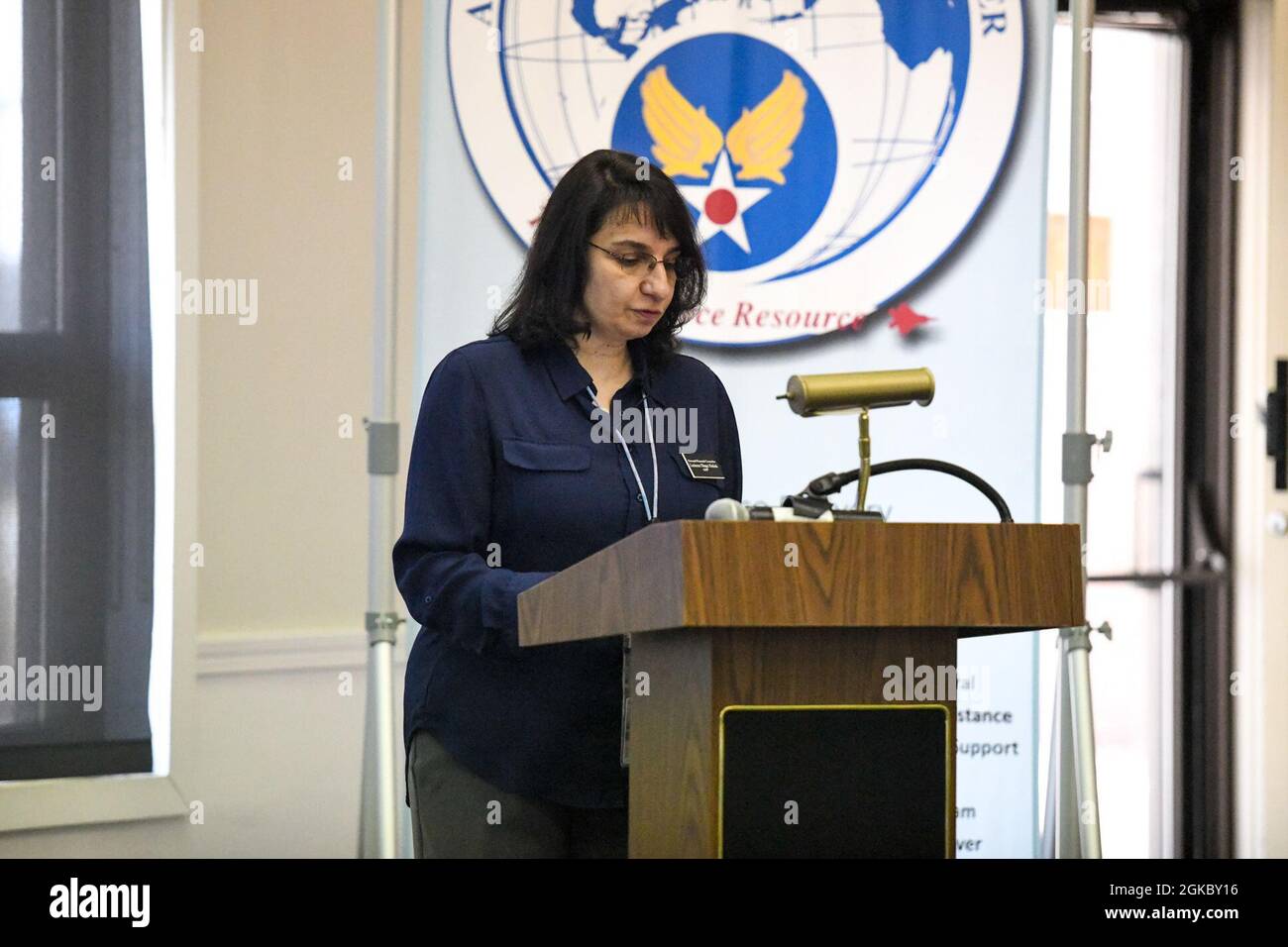 Lucienne Hinger-Hubiak, un consulente finanziario locale, passa sopra come reclamare correttamente il vostro stato di deposito durante un evento di pranzo e di apprendimento, 7 marzo 2020, Youngstown Air Reserve Station, Ohio. Gli eventi Lunch and Learn, ospitati dal 910th Airman and Family Readiness Center, si concentrano sulla formazione di Airmen e delle loro famiglie su una varietà di argomenti. Foto Stock