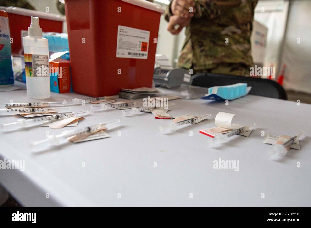 Una fila di vaccinazioni COVID-19 accuratamente poste e preparate viene posta sul tavolo accanto a una salvietta disinfettante con alcol e una bendatura adesiva in attesa di essere utilizzata per il prossimo paziente 7 marzo 2021, presso il Centro di vaccinazione comunitario, gestito dallo stato e sostenuto a livello federale di Miami. Il Dipartimento della Difesa sostiene l'obiettivo del governo di fornire 2,000 vaccinazioni COVID al giorno. Il comando del Nord degli Stati Uniti, attraverso l'Esercito del Nord degli Stati Uniti, rimane impegnato a fornire il supporto continuo e flessibile del Dipartimento della Difesa all'Agenzia federale di supporto alle emergenze come parte dell'intera-of-government respon Foto Stock