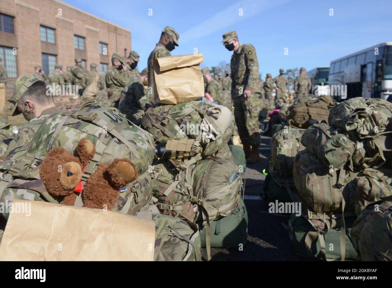 Su Camp Ripley Corporal Allyna tempeste e Bumble The Bear che, come molti giovani membri del Servizio, sarà sulla sua strada oltre l'8 marzo 2021, mentre la sua unità si prepara per lo spiegamento. Foto Stock